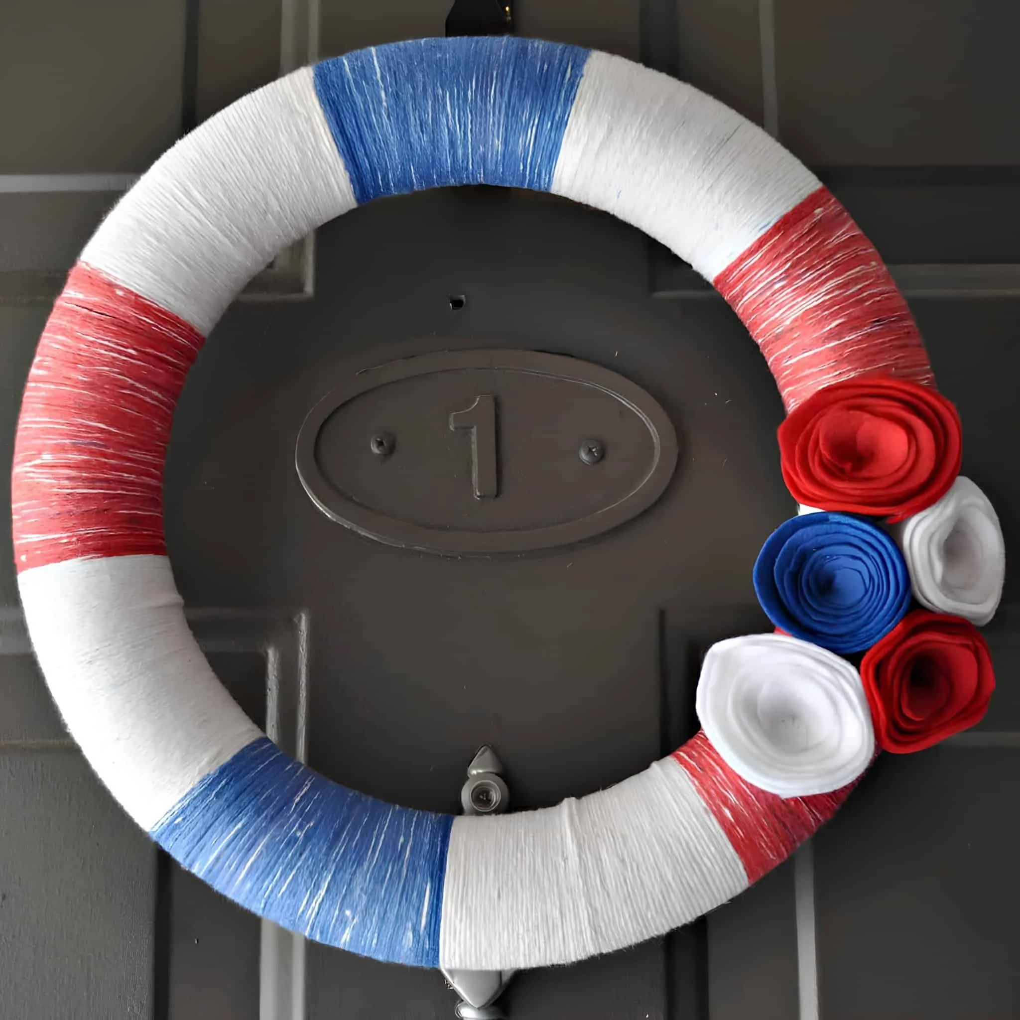 红、白、蓝毛线花环，配有手工毛毡玫瑰