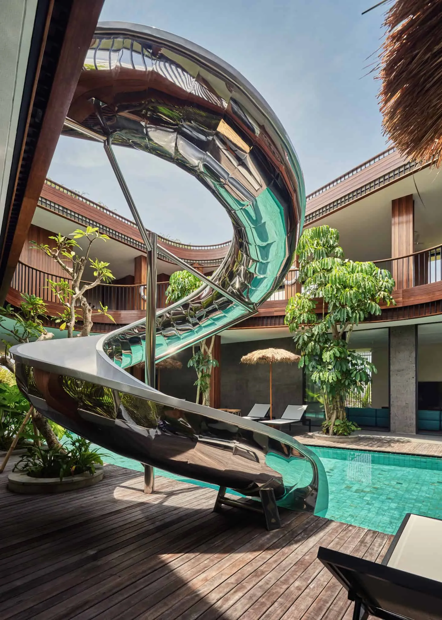 螺旋雕塑金属滑梯，作为别墅的主要焦点。