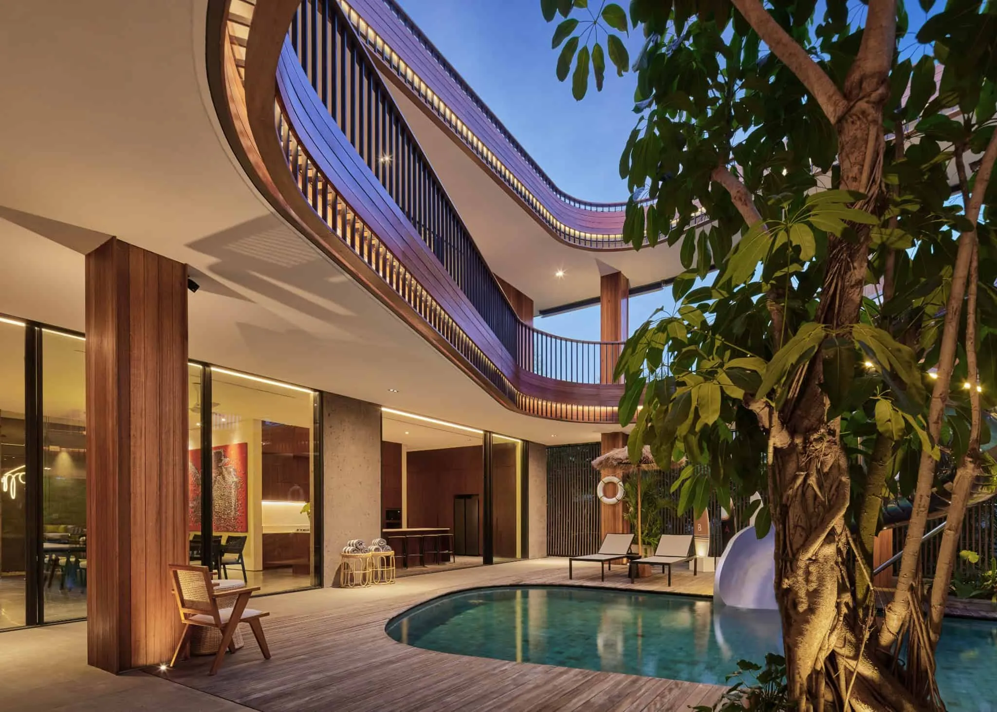 阿卡西住宅夜景，曲线阳台与集成照明。