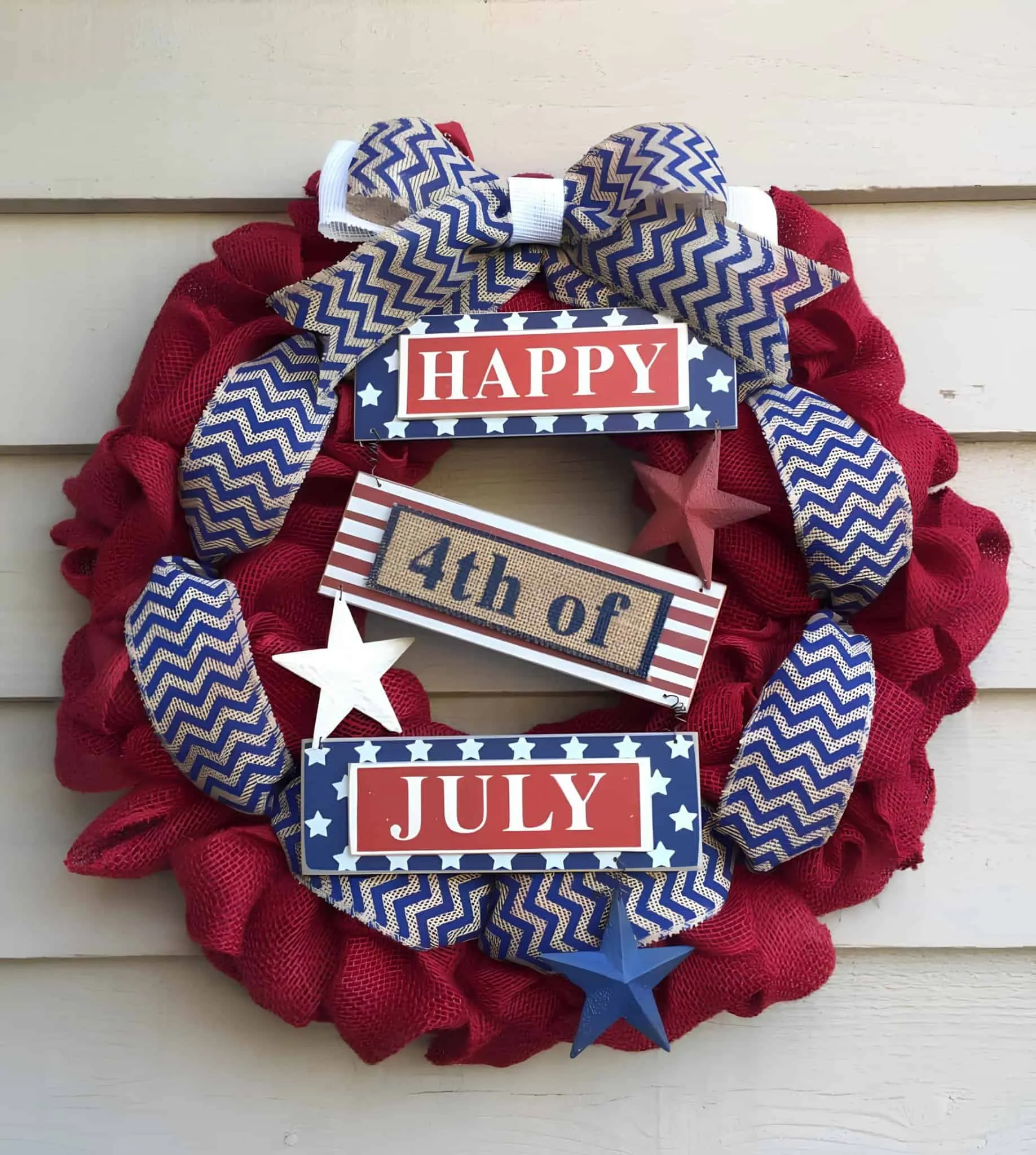 红丝绸花环，配有斜纹丝带和'7月4日快乐'标语