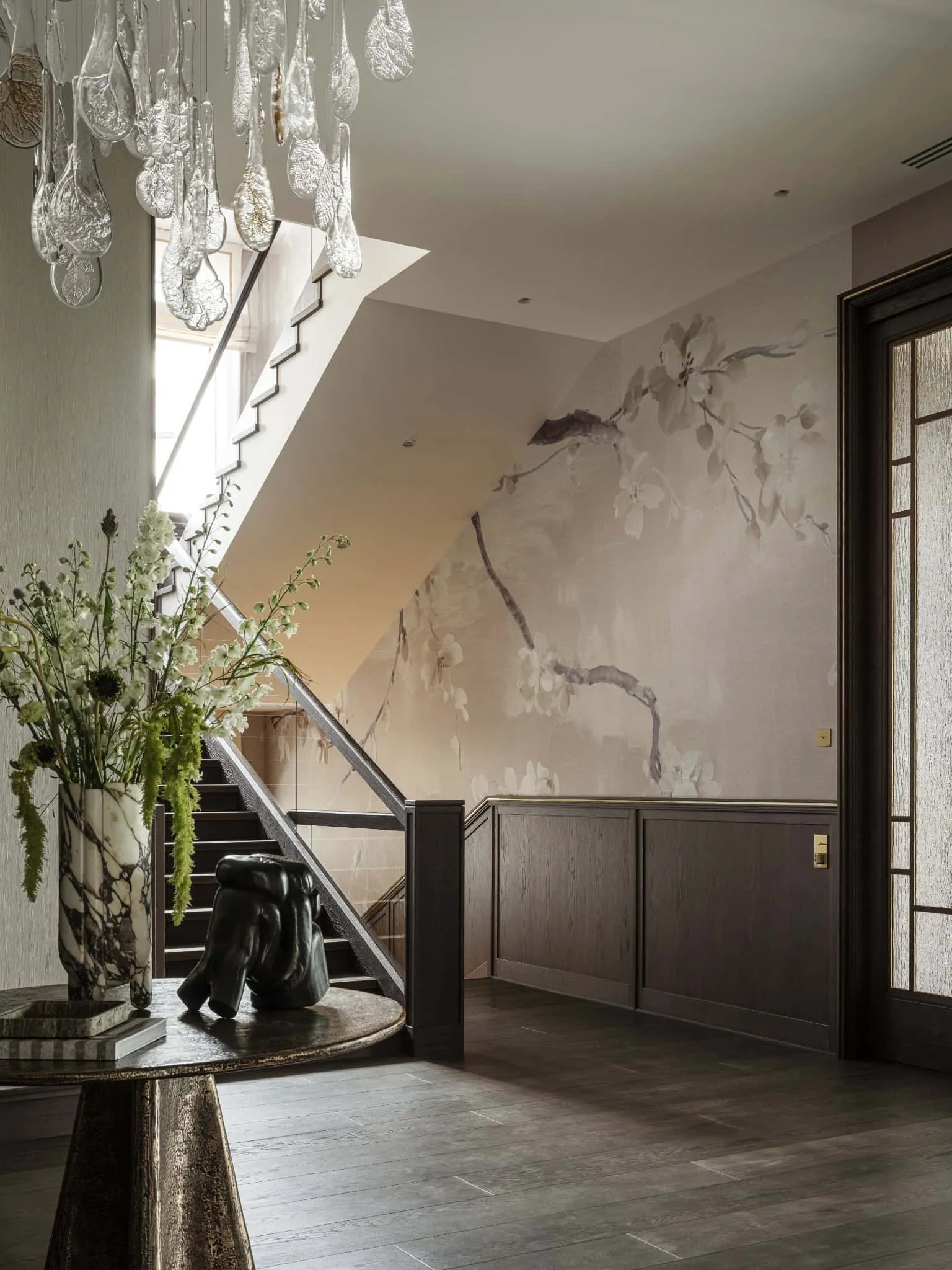 Ступені з малюнком у вигляді квітів, виконаними м'яким сучасним інтер'єром.