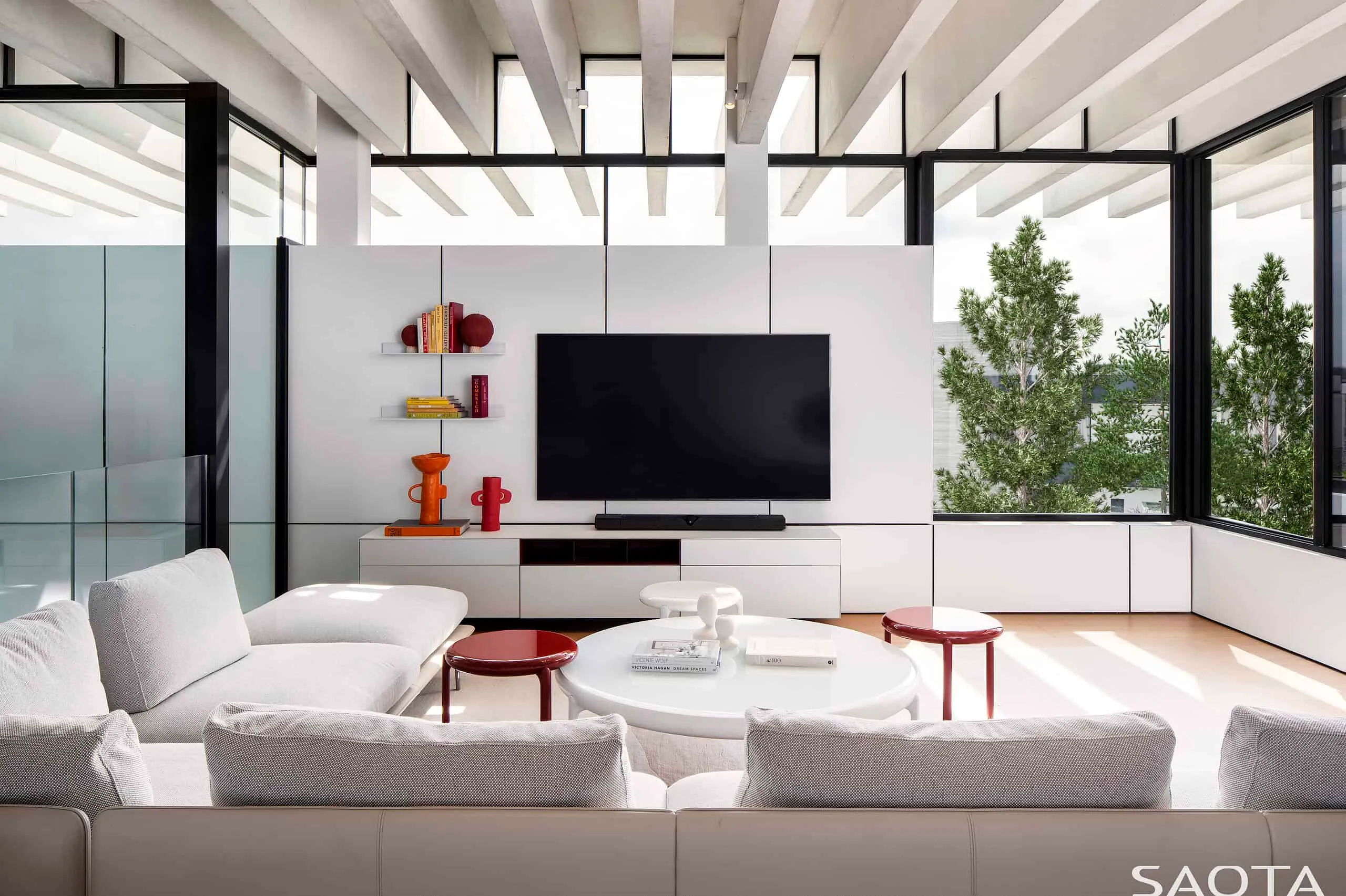 阿比让湖畔别墅由SAOTA设计：现代主义与自然的融合