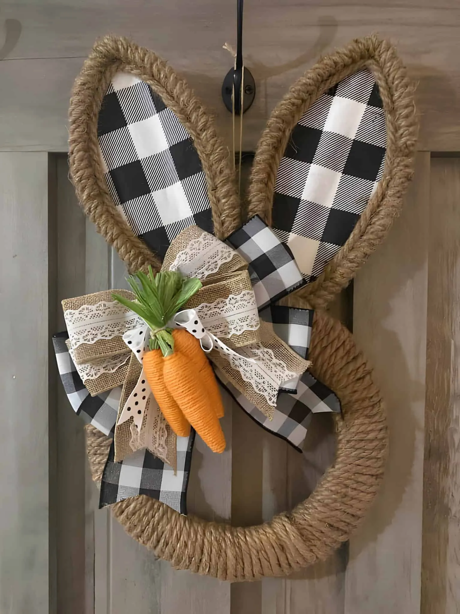 带兔耳朵的格子门饰，配有黑白格子图案、粗麻布、蕾丝丝带和胡萝卜