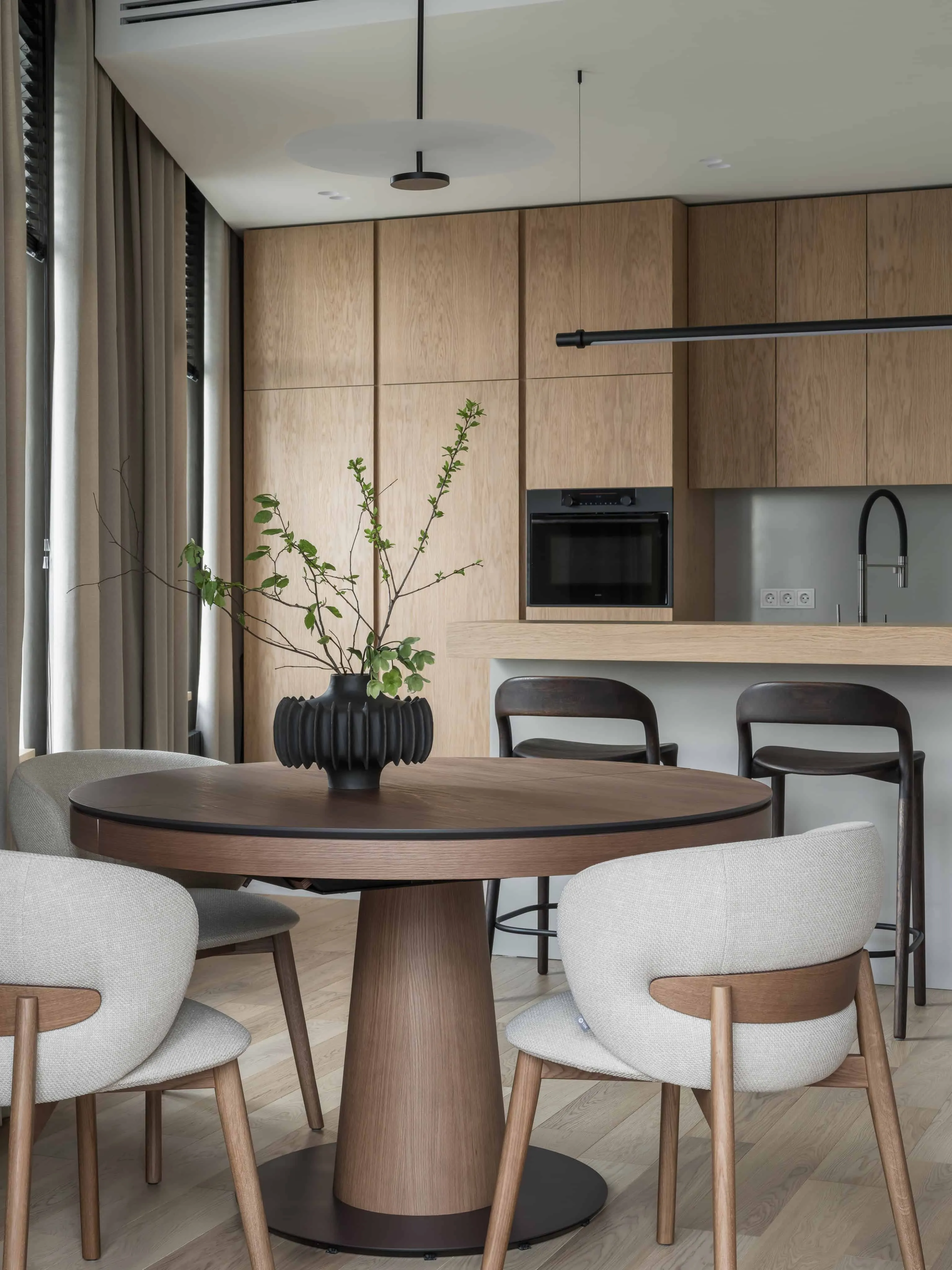 极简现代厨房与餐厅设计1 现代厨房与餐厅,采用天然木质饰面和柔和中性色调。