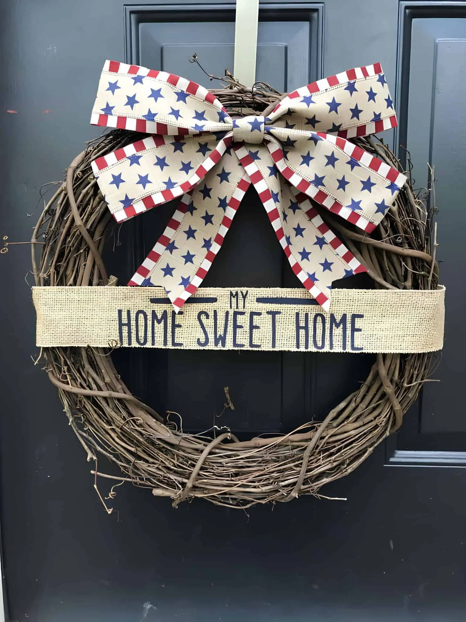 葡萄藤花环，配有爱国丝带和丝绸'家，可爱之家'标语