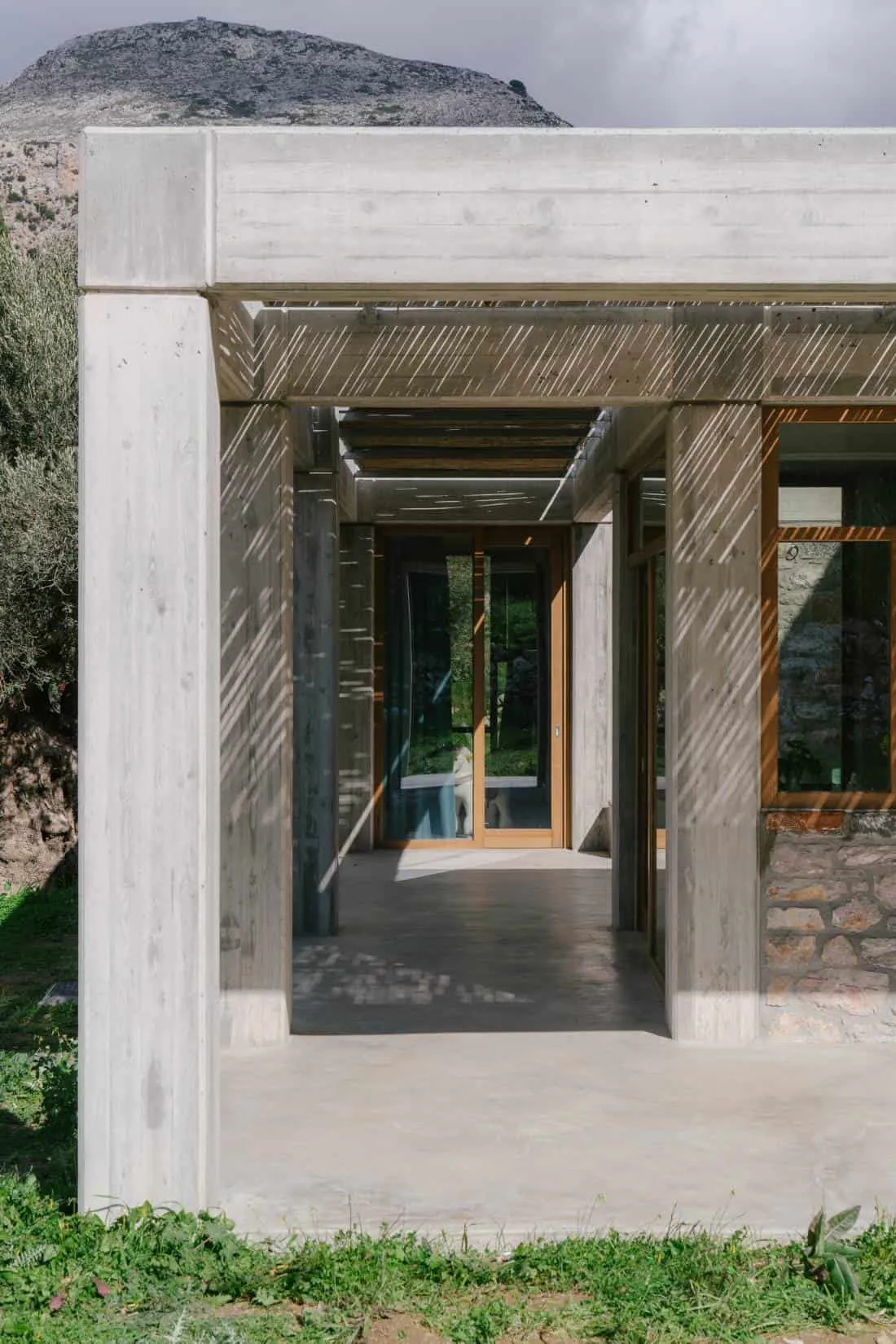 Meraki House — угол террасы с каменной задней стеной