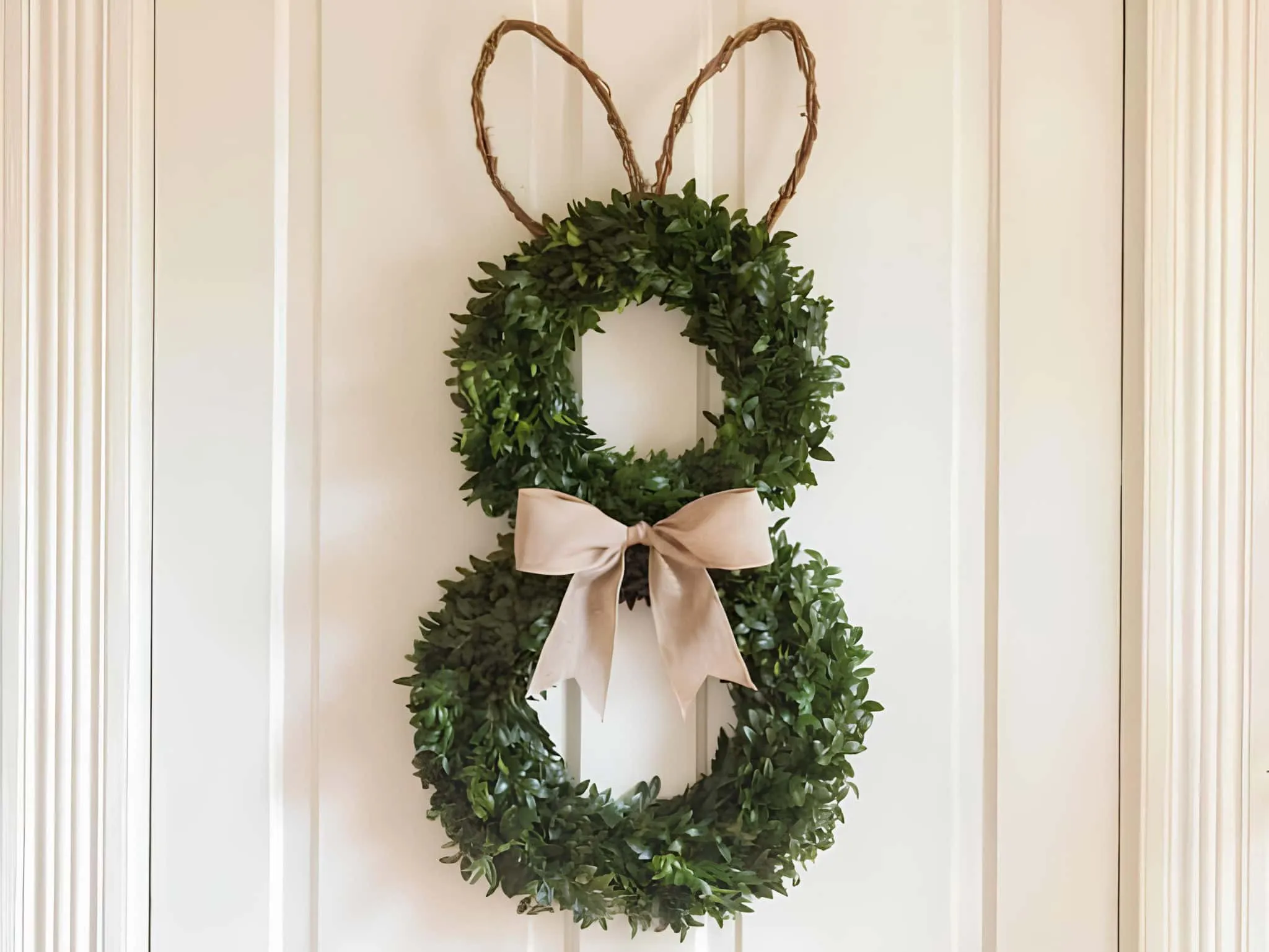 胡萝卜门饰，由绿色箱制作，并配有棕色丝带和耳状枝条