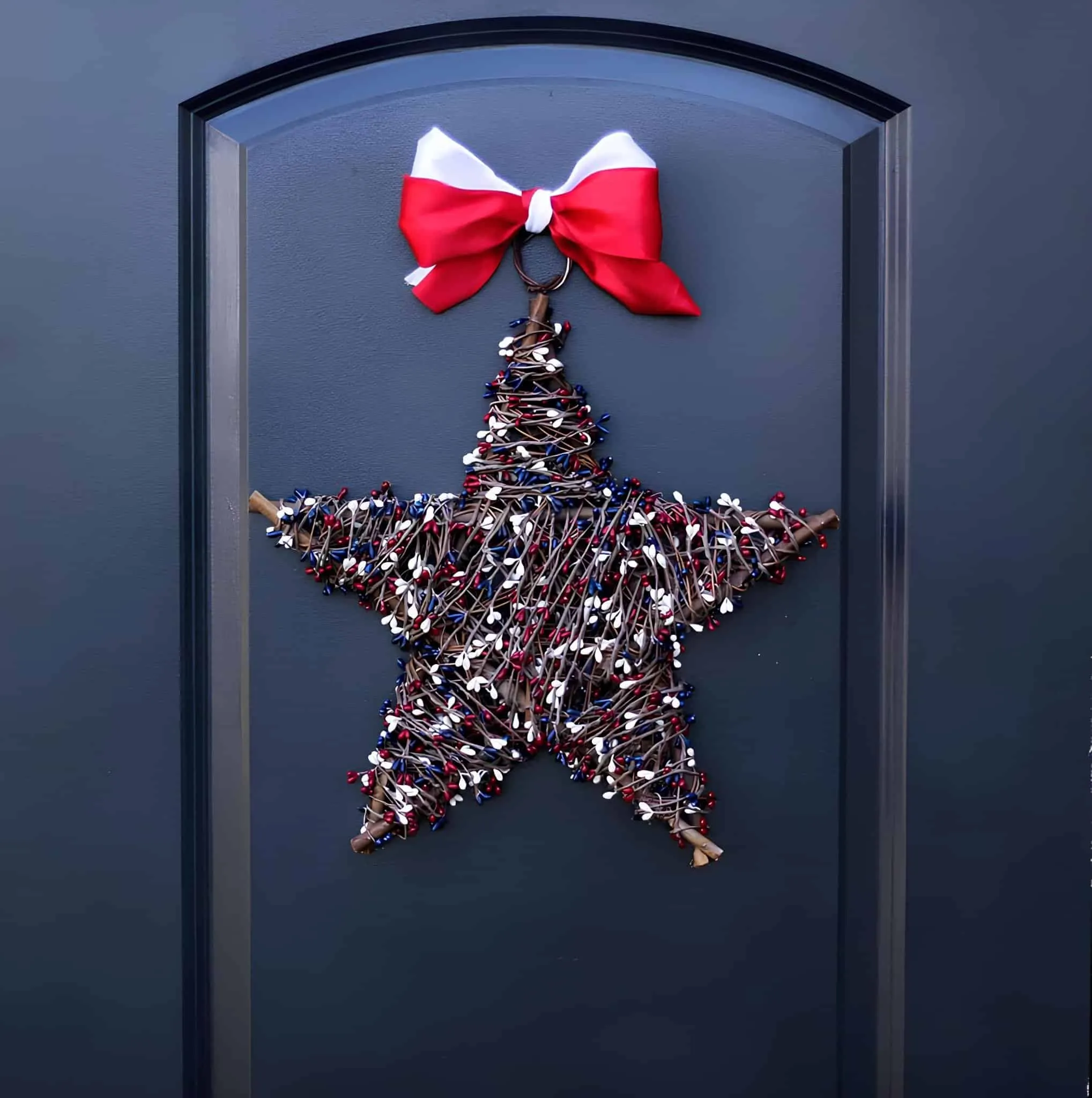 乡村葡萄藤星形花环，配有红白丝带和爱国珠子