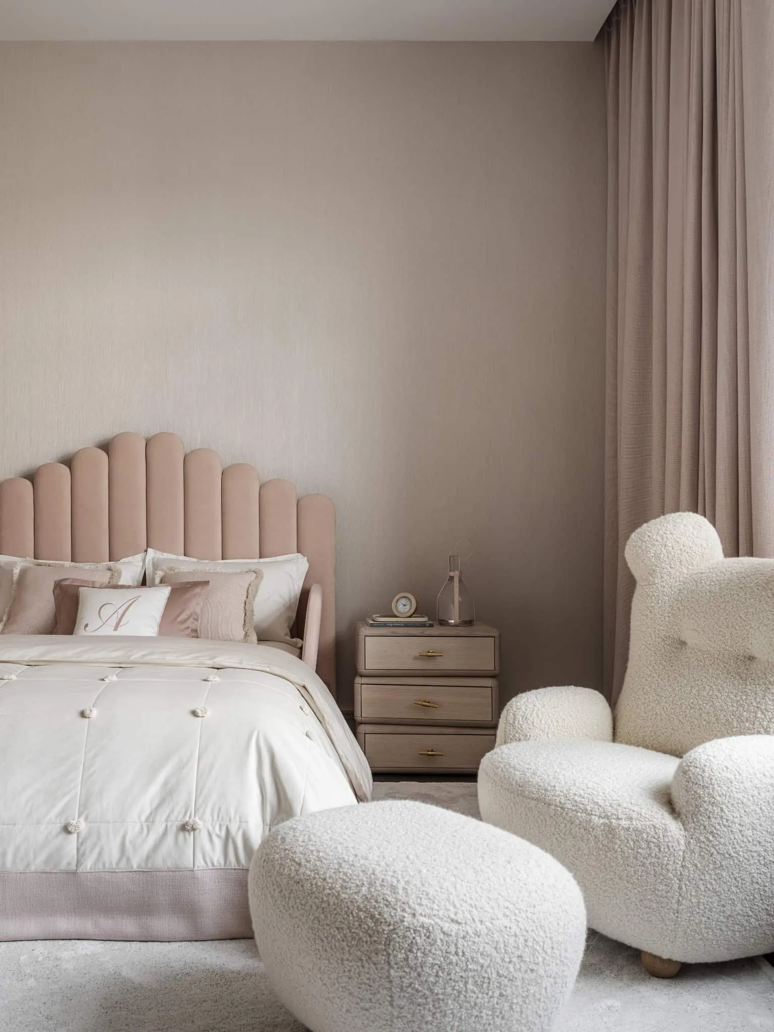 М'яка дитяча спальня з кріслом у стилі ведмідь і мінімалістичним оформленням стіни.