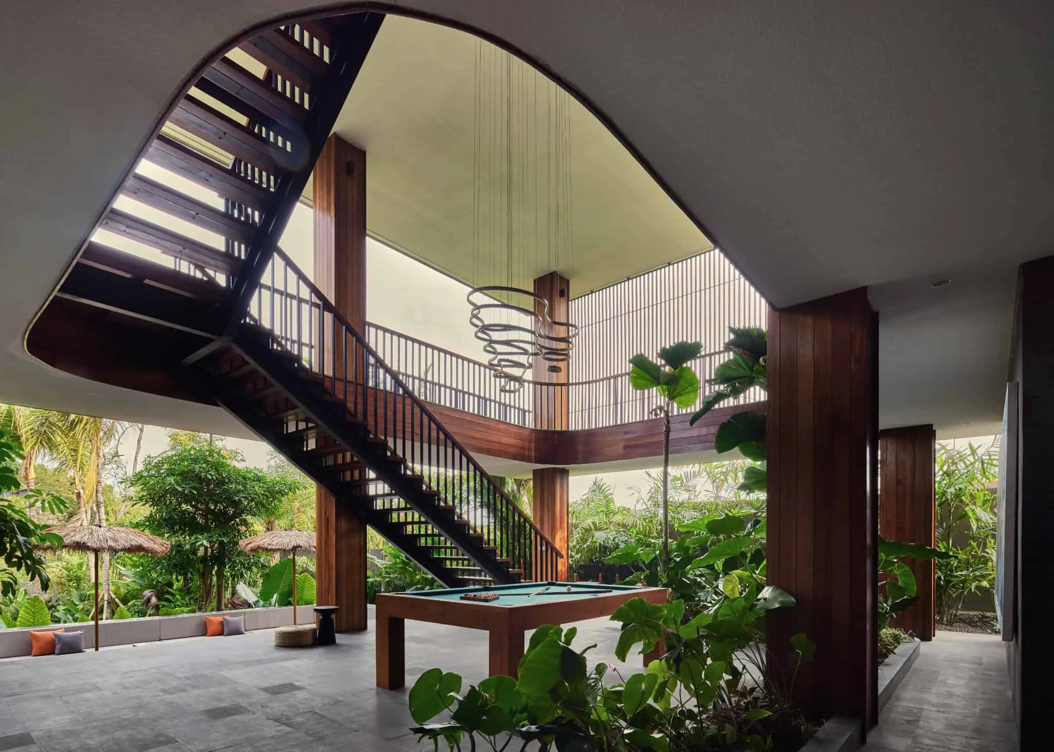 配有台球桌和浮动楼梯的宽敞户外休息区。