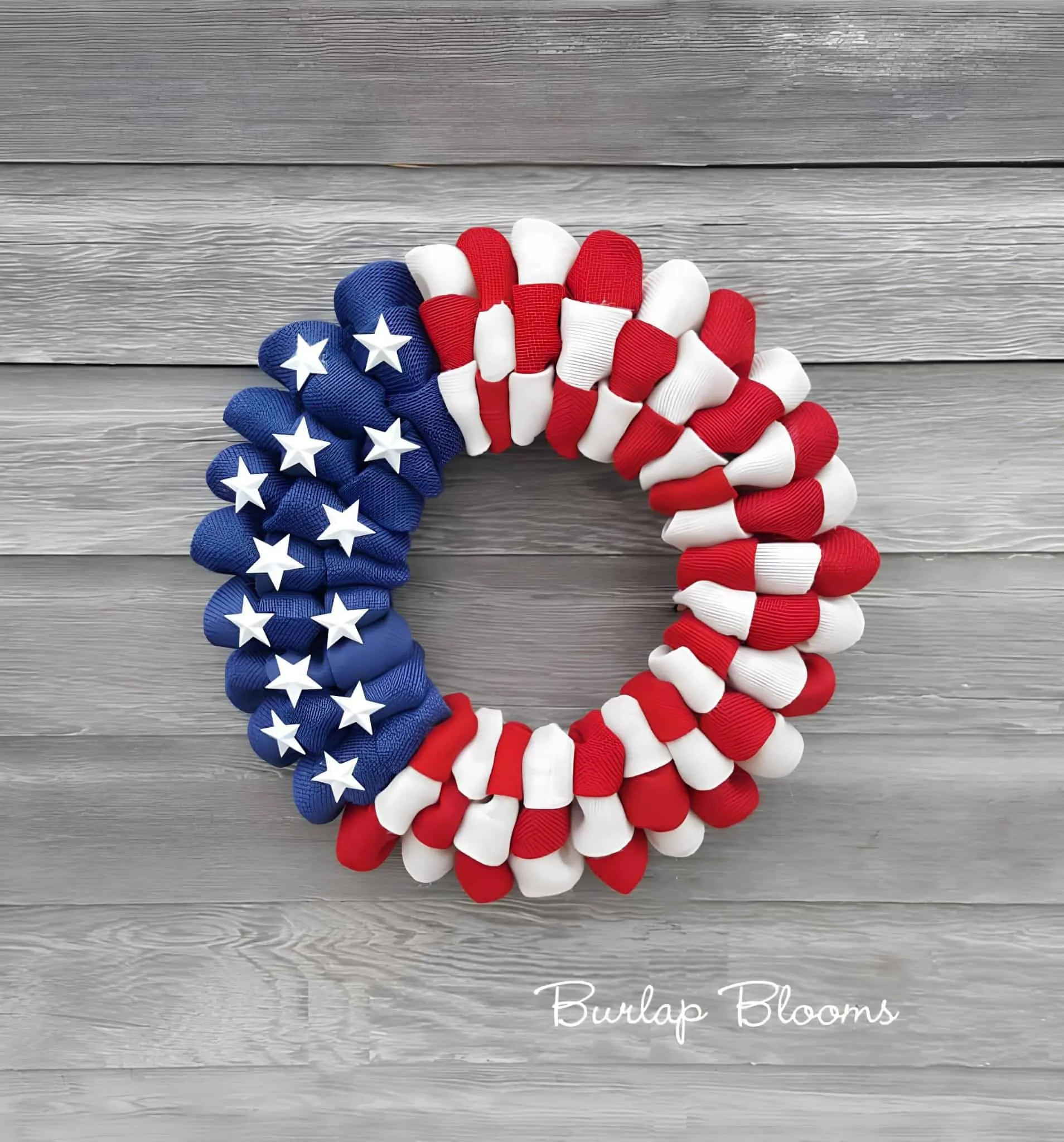 乡村和爱国丝绸花环，配有美国国旗设计在温馨经典风格中