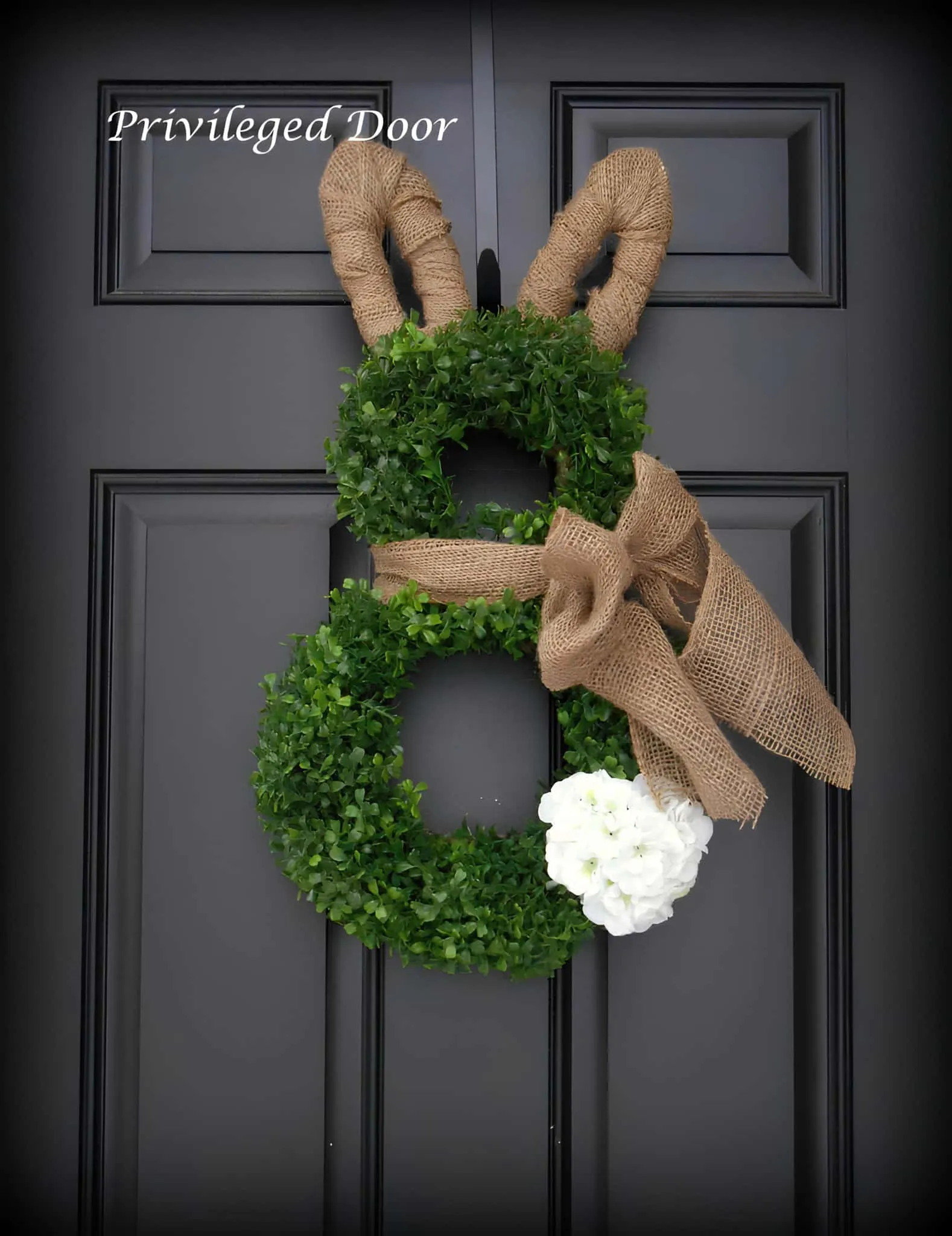 箱树兔子门饰，配有耳朵和花卉点缀