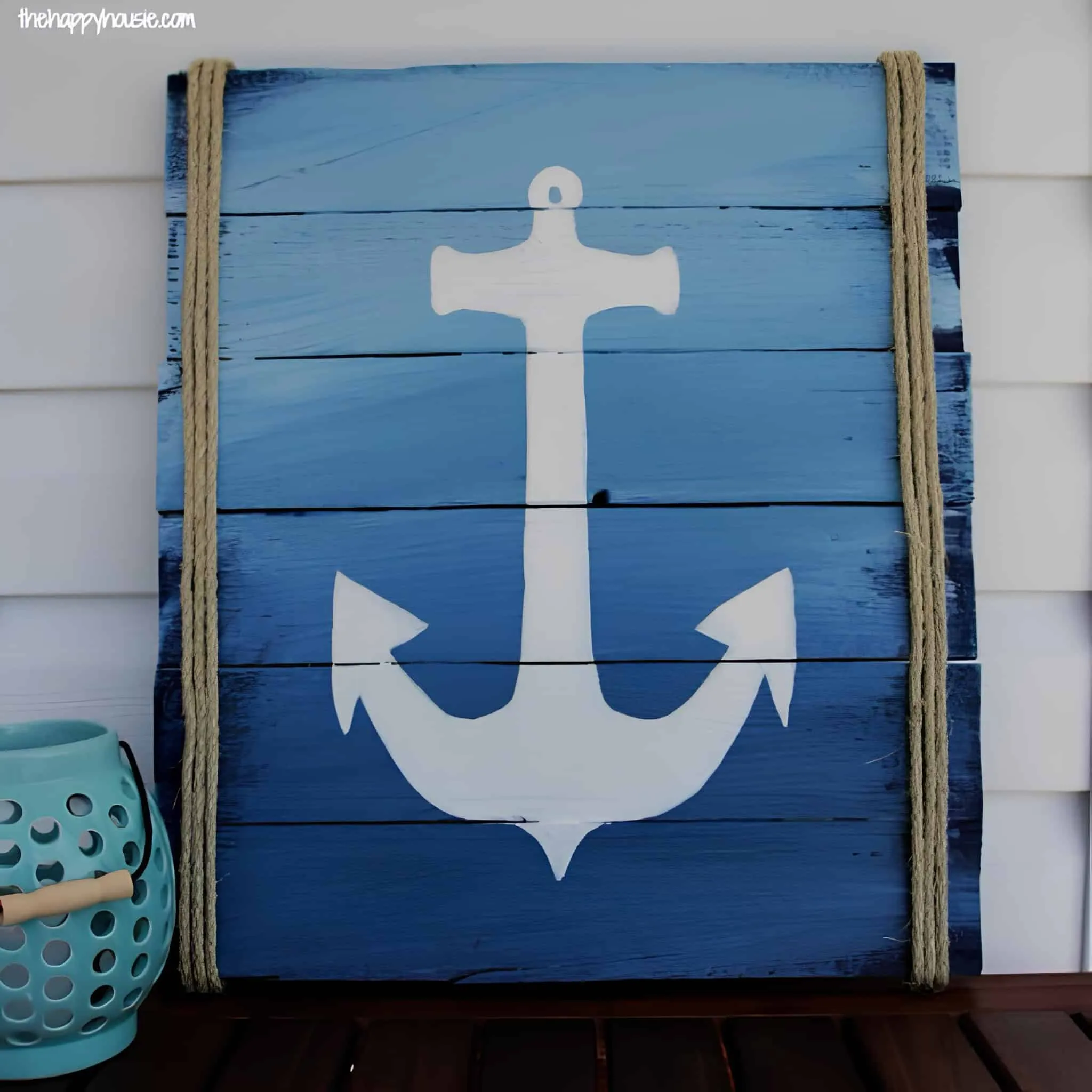 蓝色渐变木质托盘，带有白色锚和两侧的绳子装饰