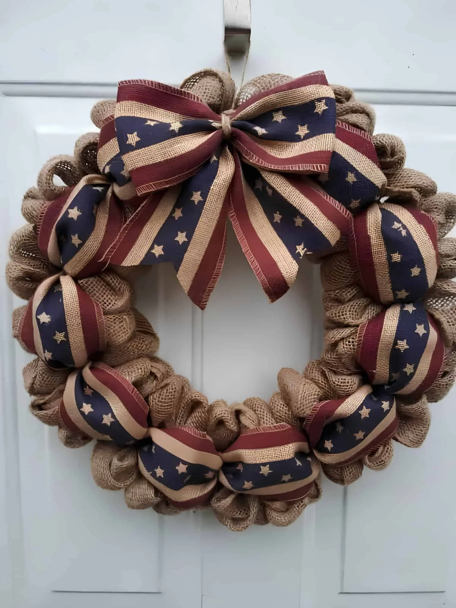 乡村丝绸花环，配有爱国丝带和大丝带