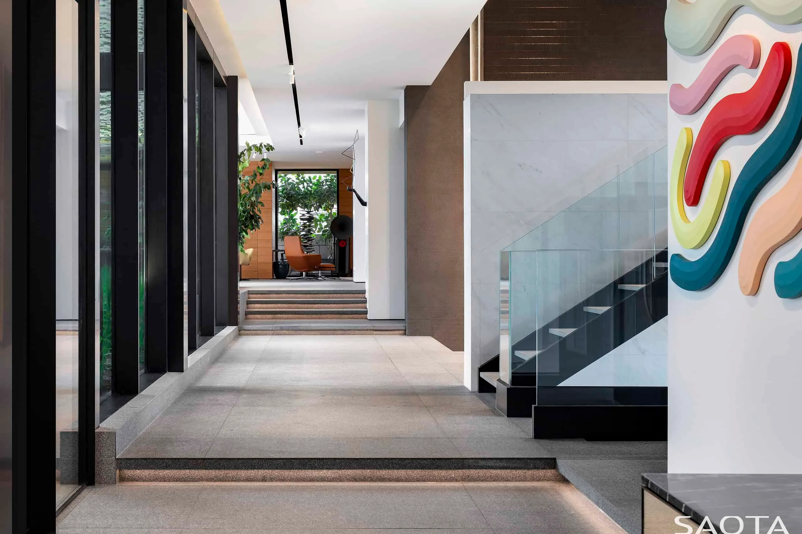 阿比让湖畔别墅由SAOTA设计：现代主义与自然的融合