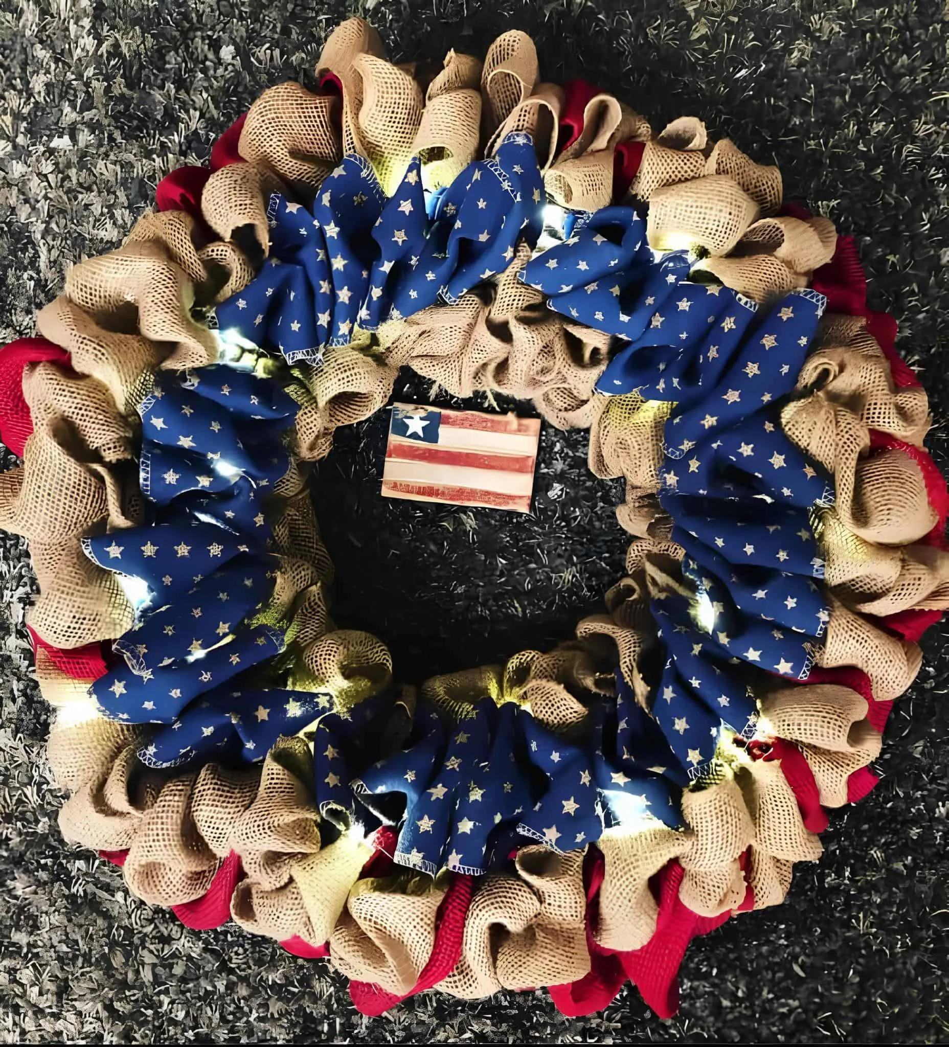 乡村丝绸花环，配有红、棕、蓝星形布料和木制美国国旗