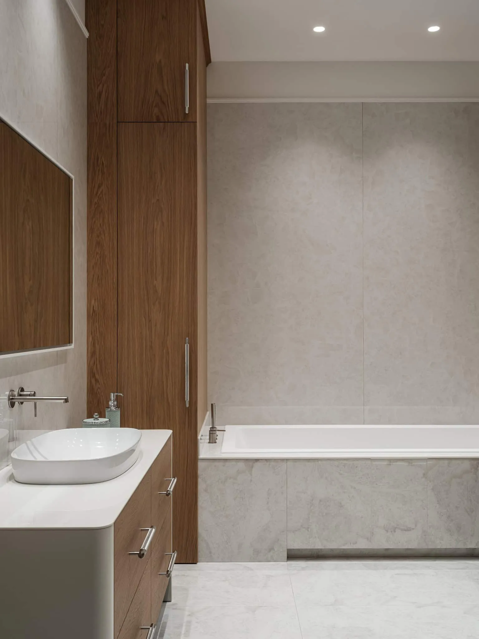 Мінімалістична ванна кімната з вбудованою ванною і дерев'яною мебллю.