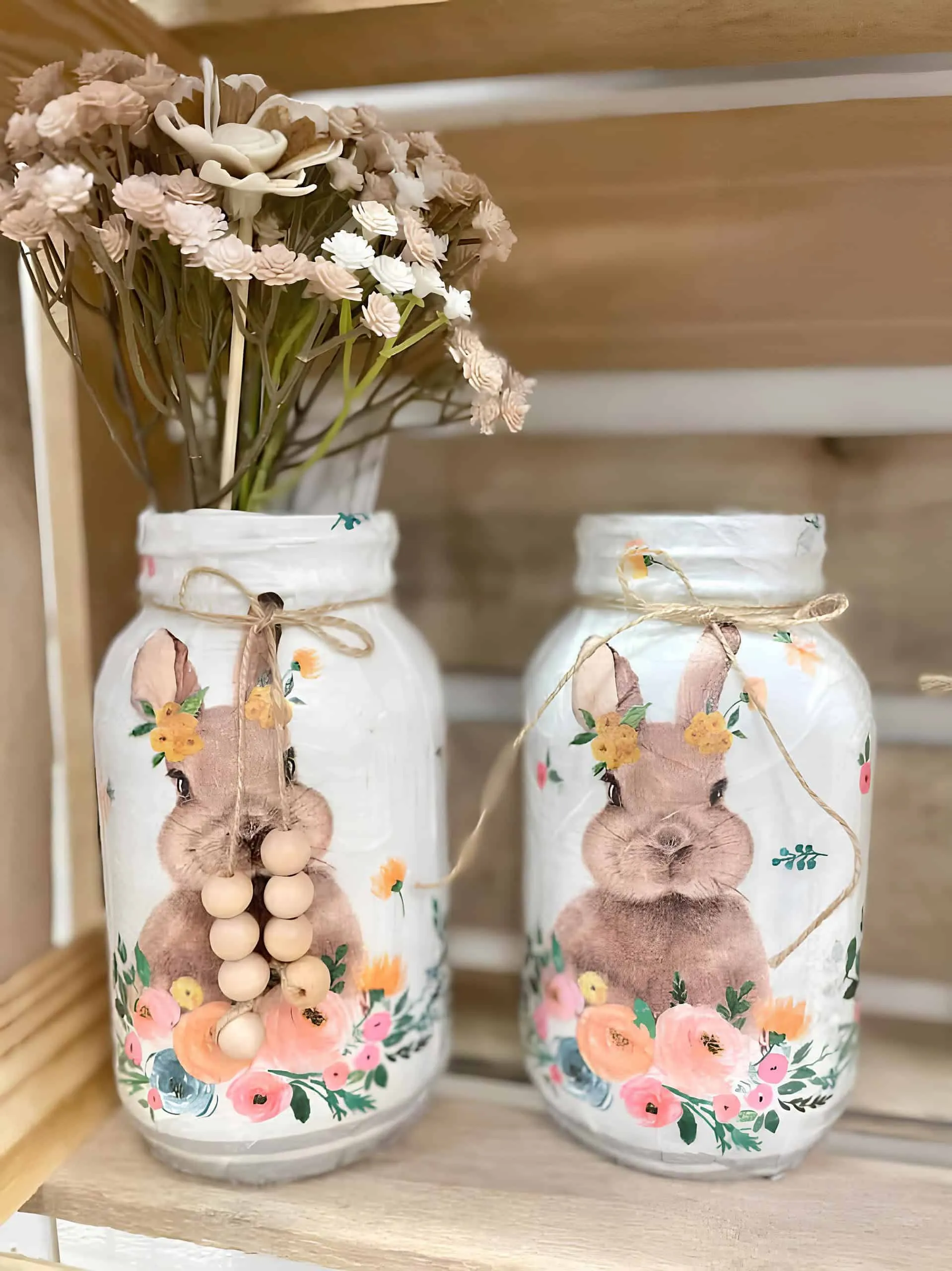 手工粉彩色复活节 Mason 罐子，有真实的兔子肖像、花环和绳子装饰