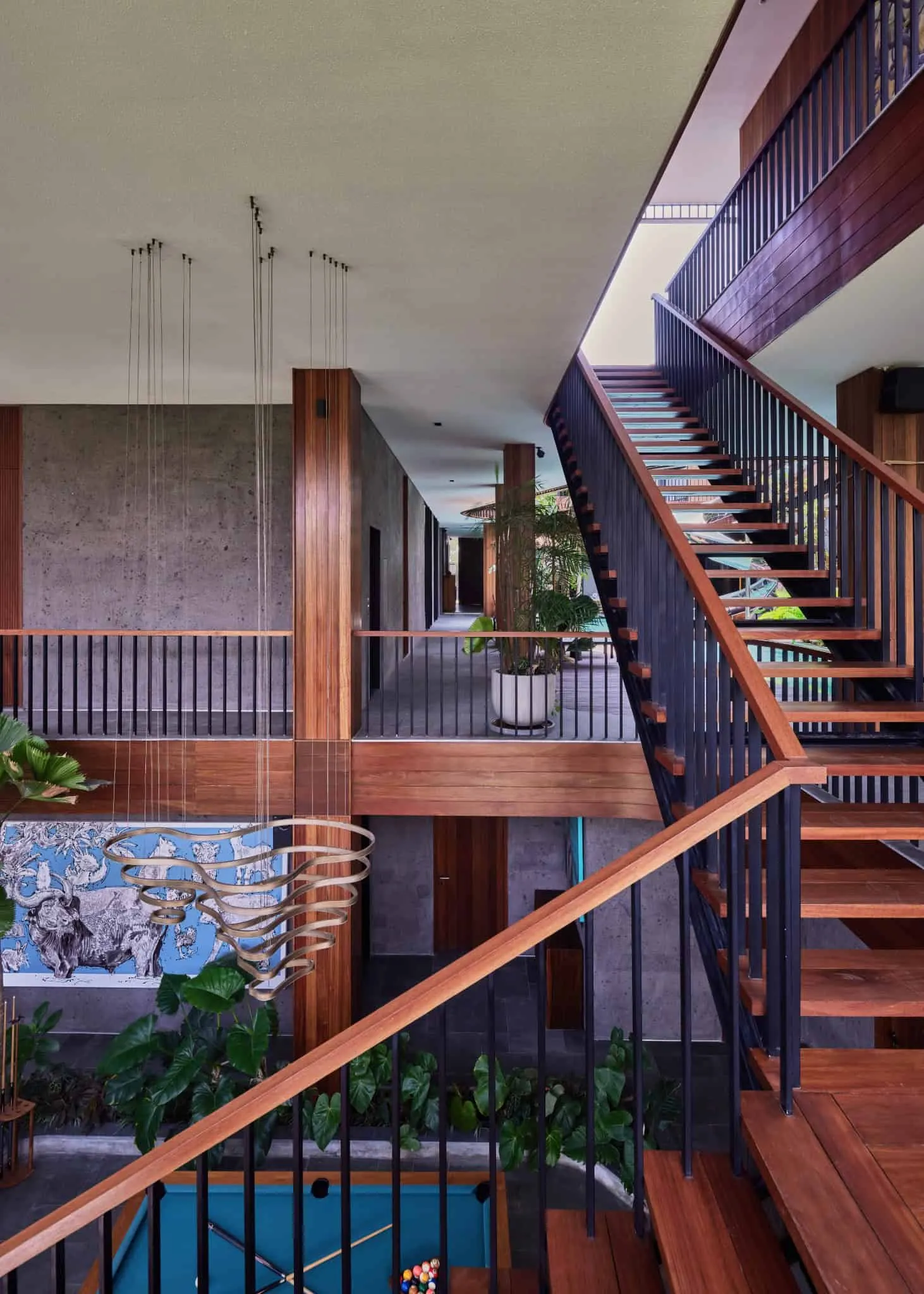 现代别墅休息区，配有天然木材、热带设计和泳池景观。