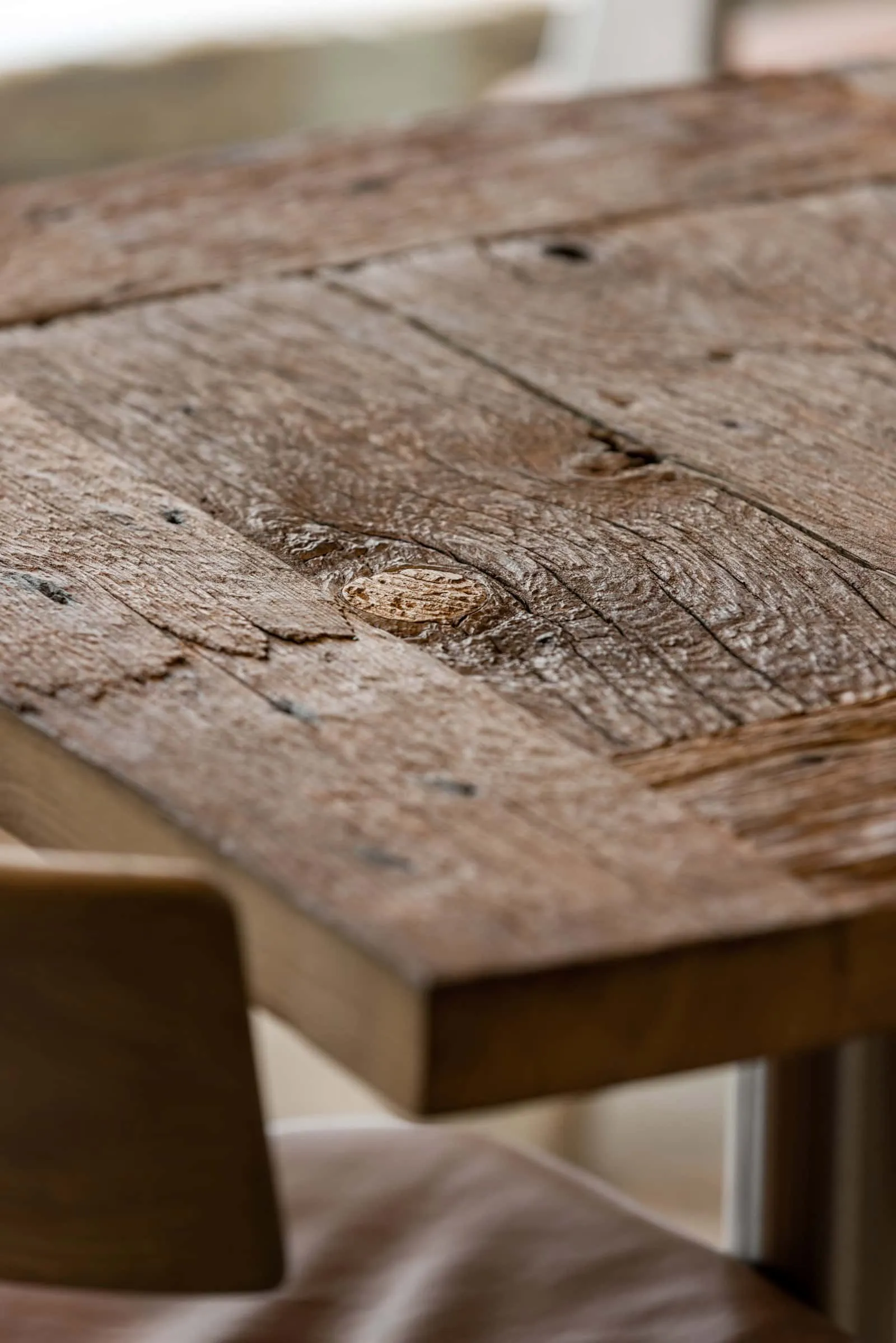 修复木质饰面的细节，带有葡萄雕塑纹理