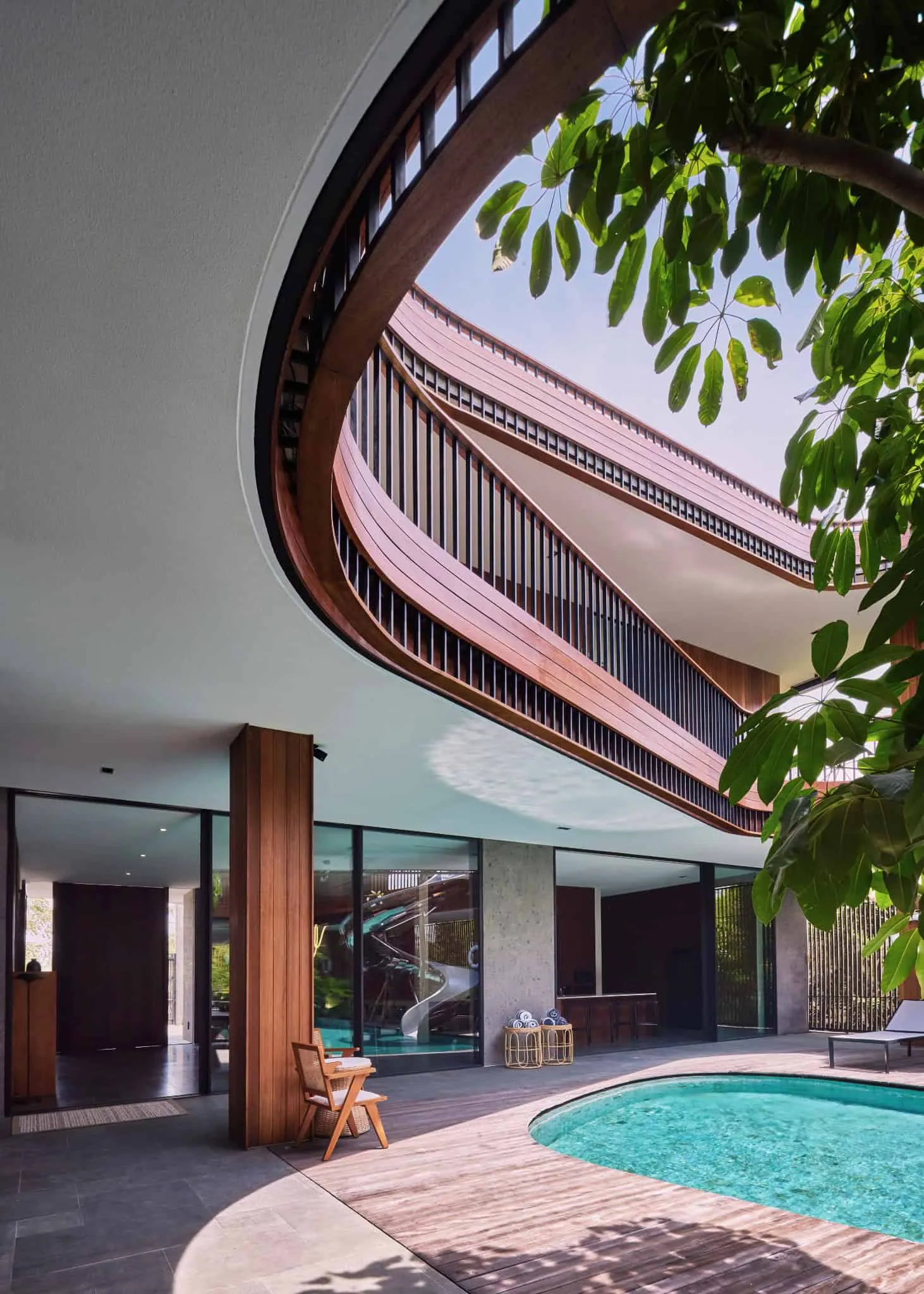 阿卡西住宅中的有机曲线木质阳台结构。