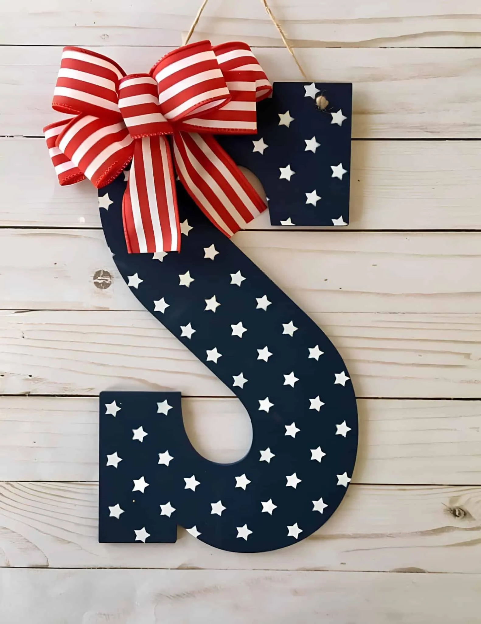 S字母门牌，配有白色星星和红条纹丝带