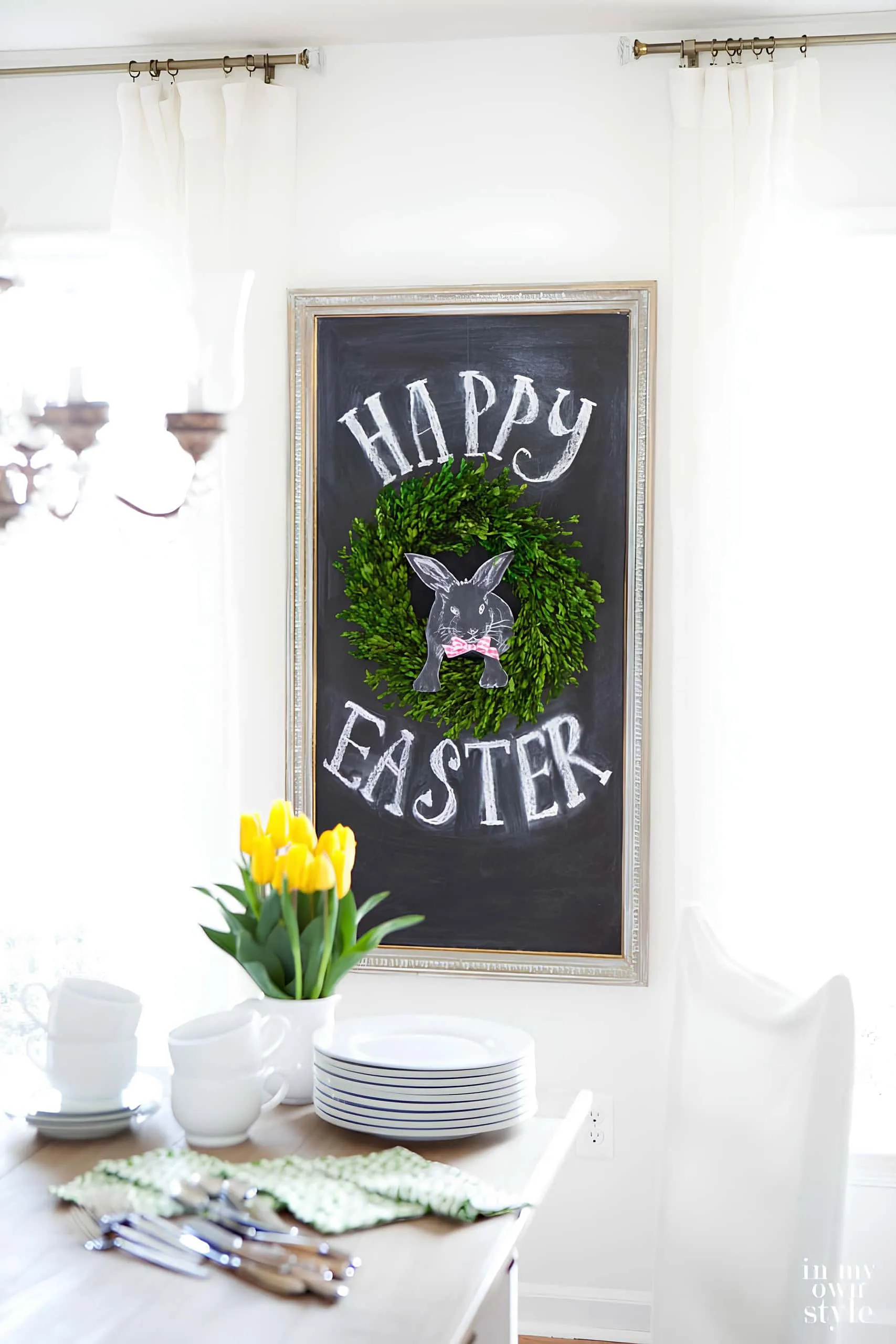 制作复活节板，配有绿色门饰和兔子，手写字体“快乐复活节”，非常适合春季餐桌装饰。