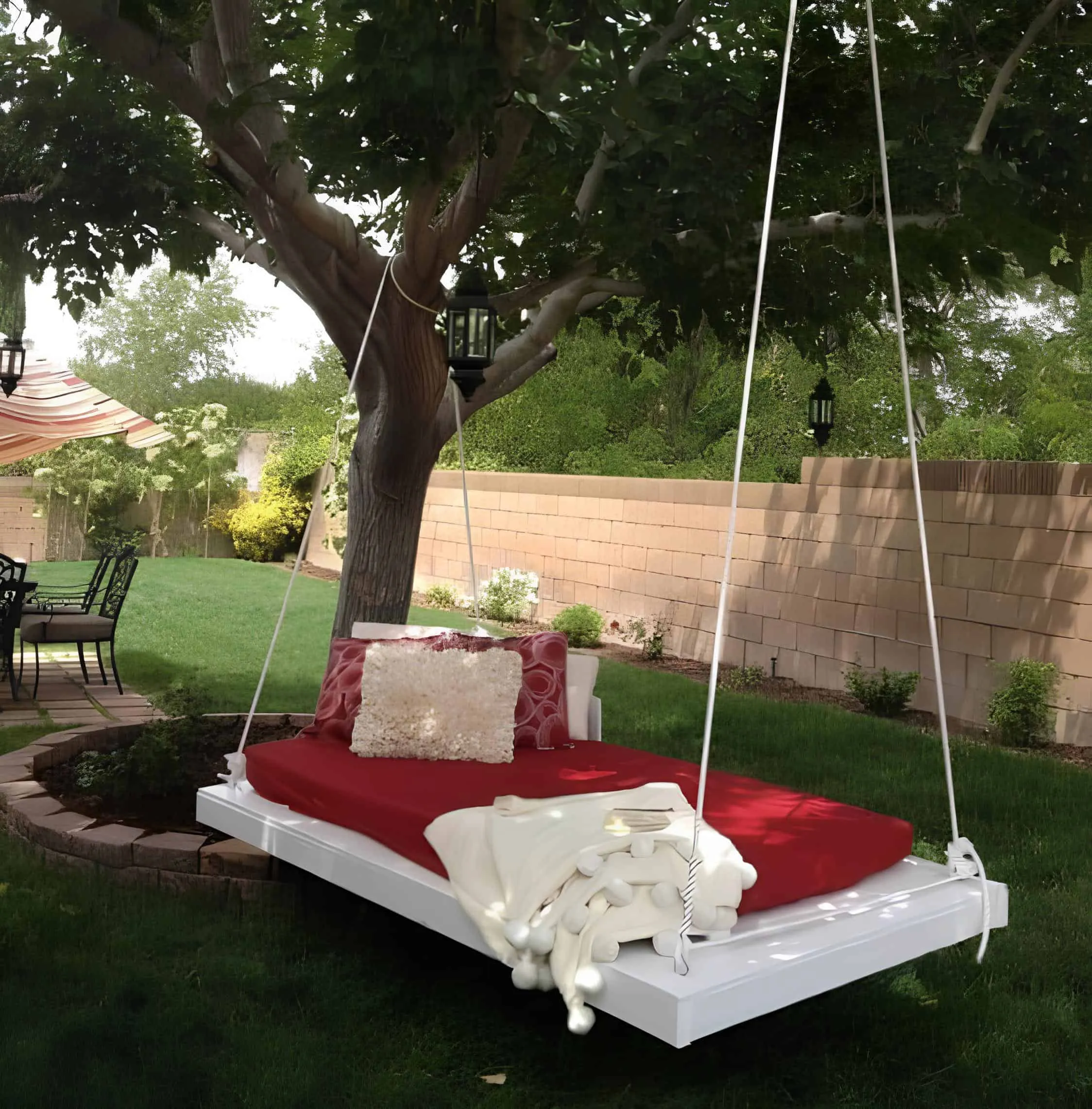 绑在树上的白色户外悬挂床，配有红色床垫