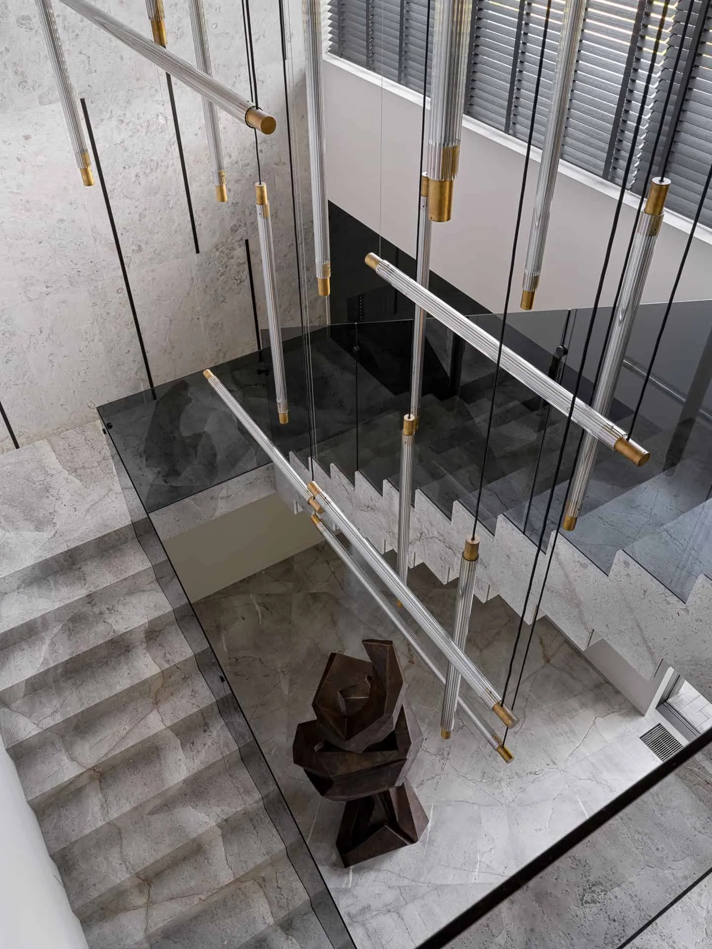 悬挂在现代楼梯上方的雕塑式灯具。