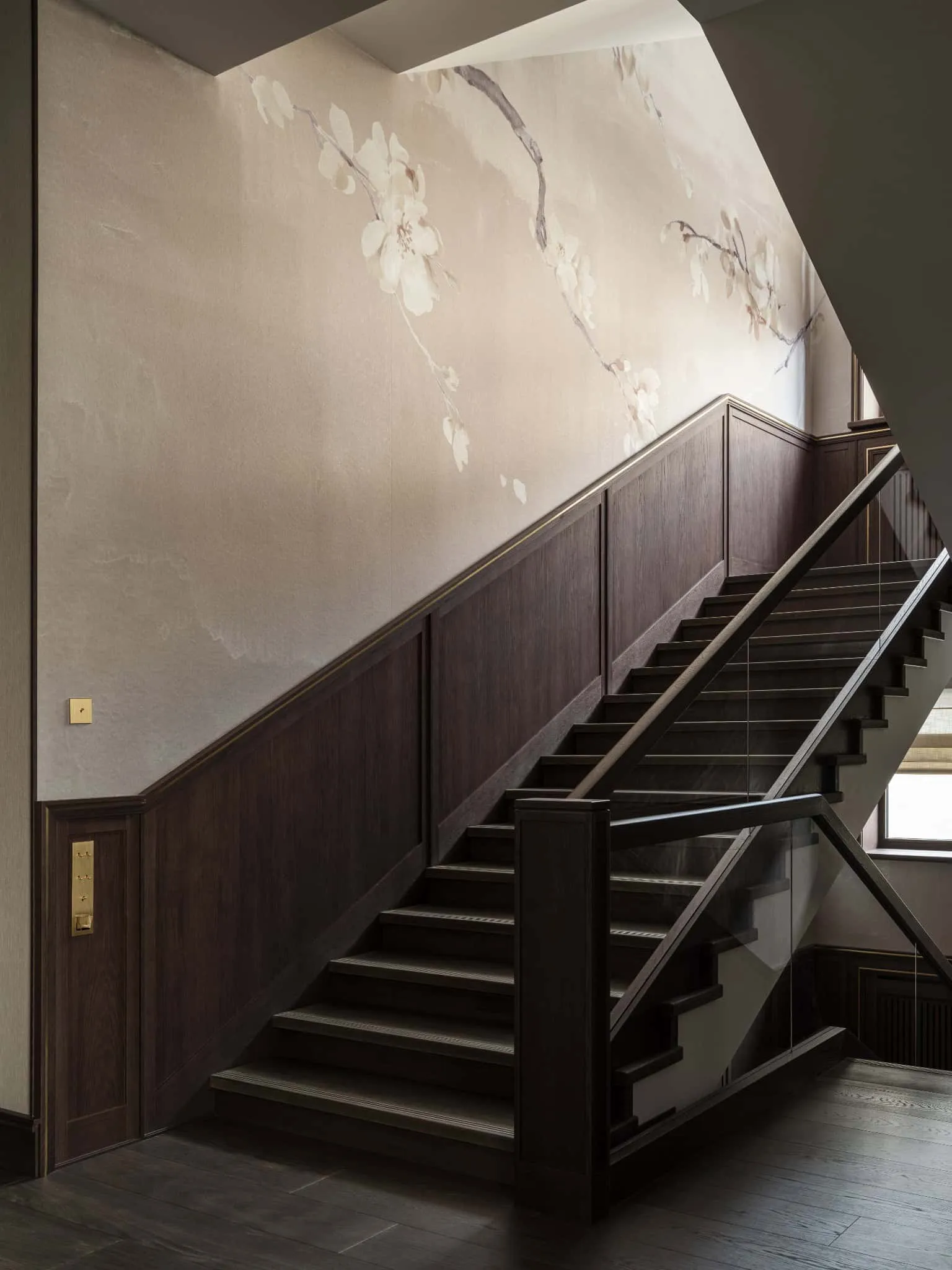 Ступені з дерева з м'яким освітленням і текстурованим квітковим муралом.