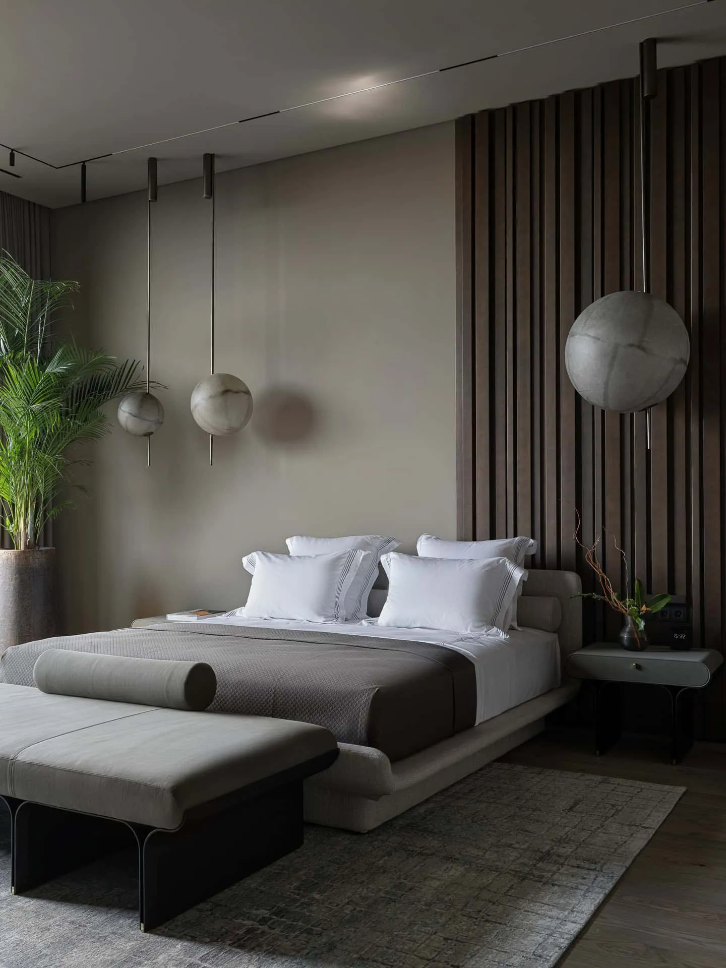 宽敞的现代卧室，配有露台出口与高窗。