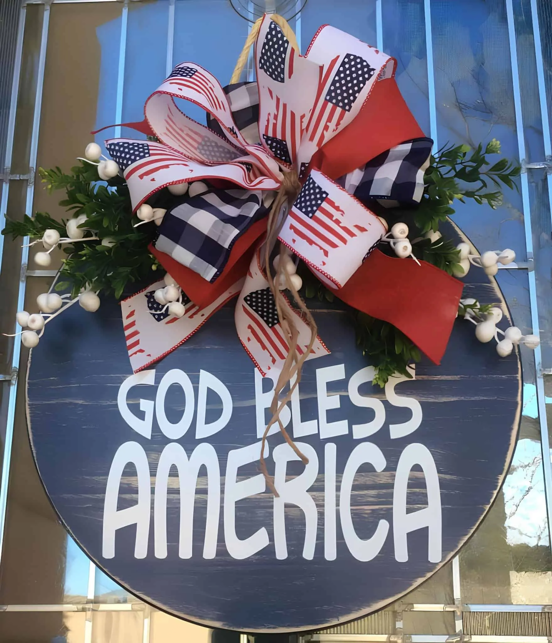 圆形爱国门牌，配有'上帝保佑美国'和国旗丝带