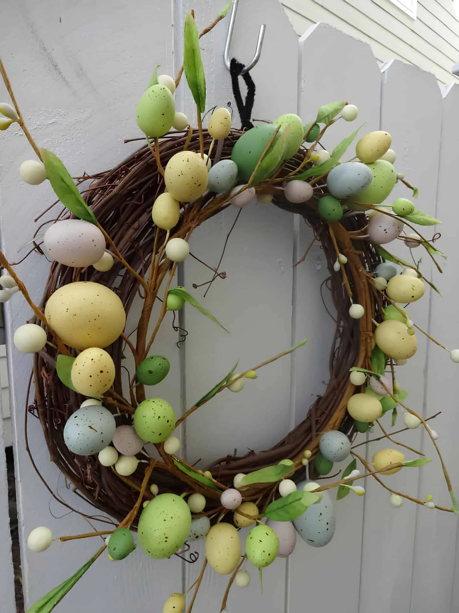 一组兔子门饰，配有粉彩丝带在黑色背景上