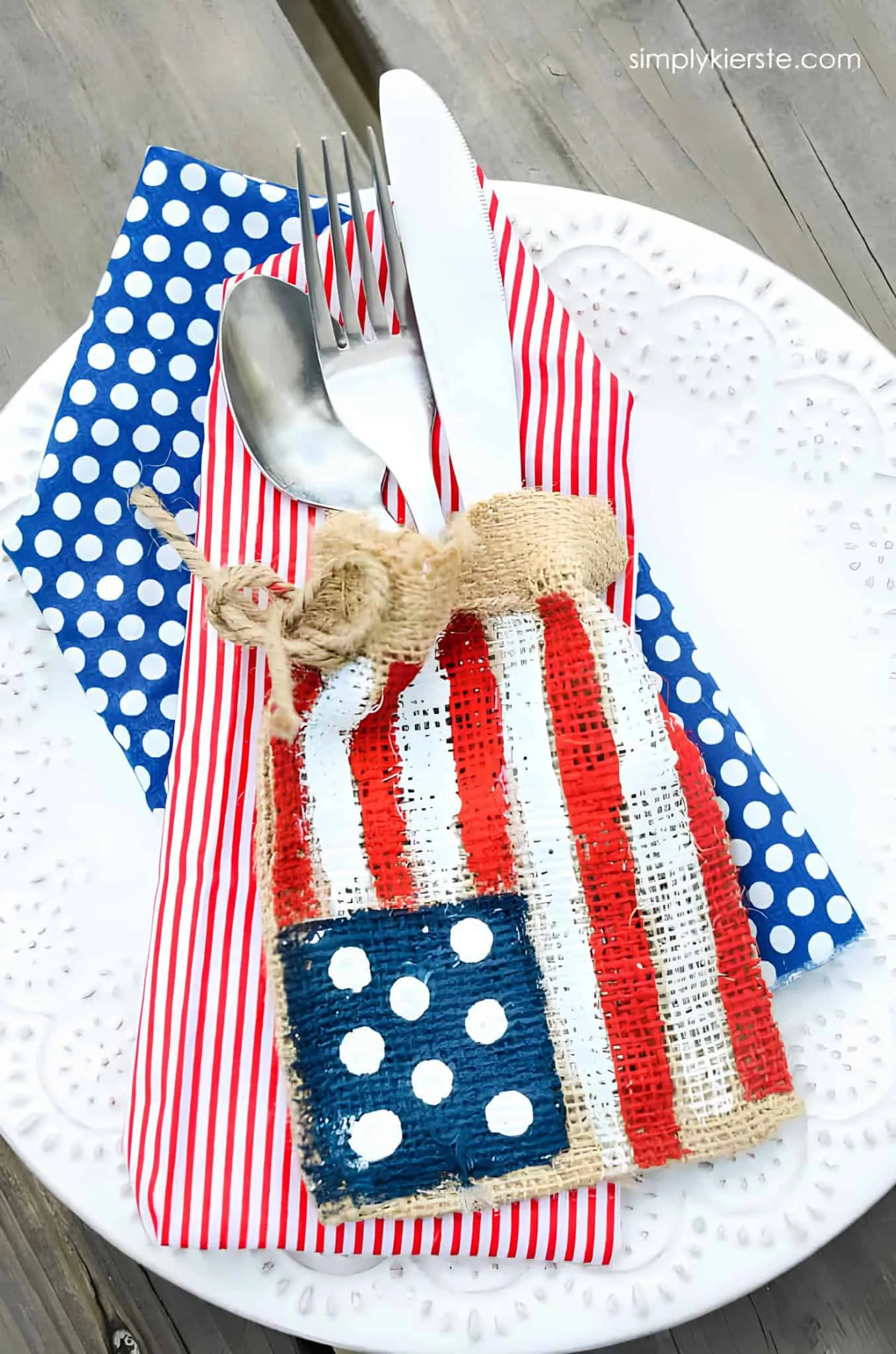 涂成美国旗帜设计的袋子餐具垫，用于爱国餐桌