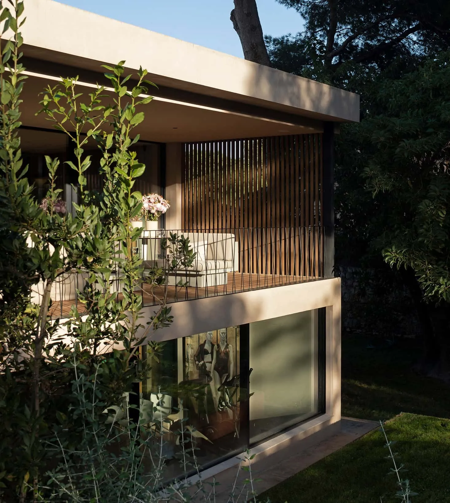 带木质格栅的阳台，上方为封闭式运动区。