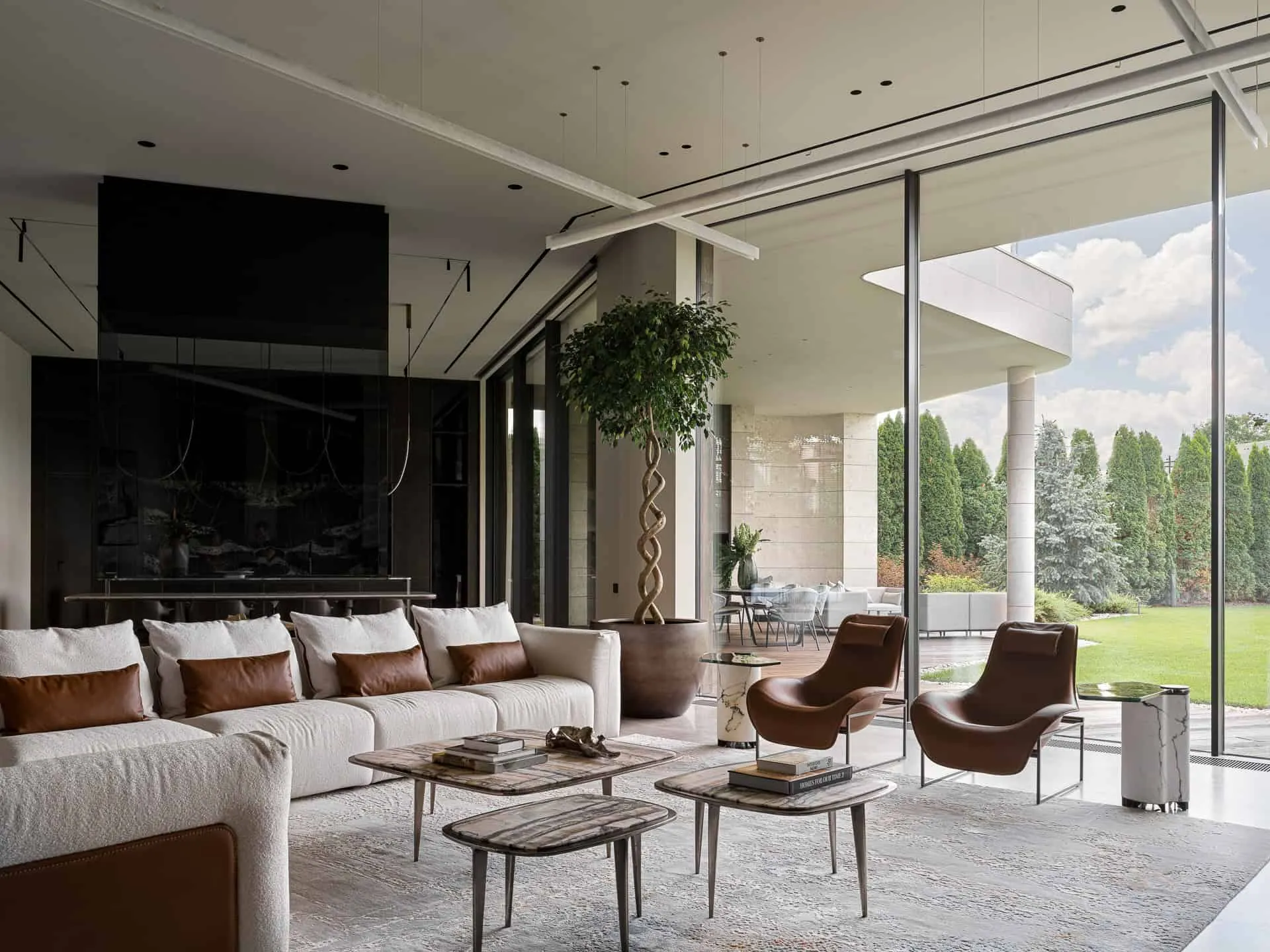 现代家具组成的开放式客厅，无缝连接至花园。