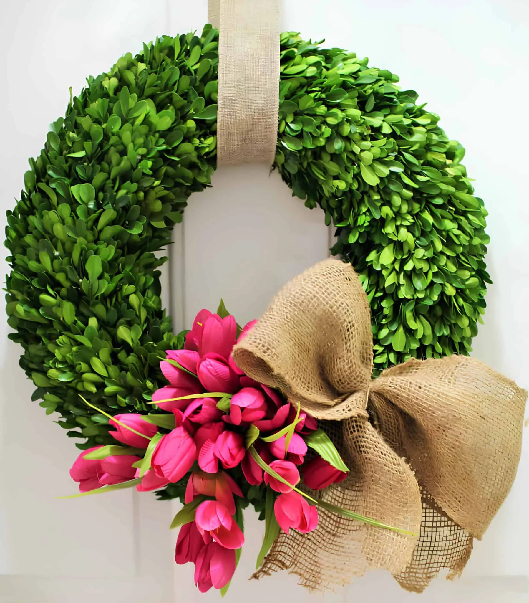 乡村复活节门饰，配有粗麻布、胡萝卜和木制兔子轮廓