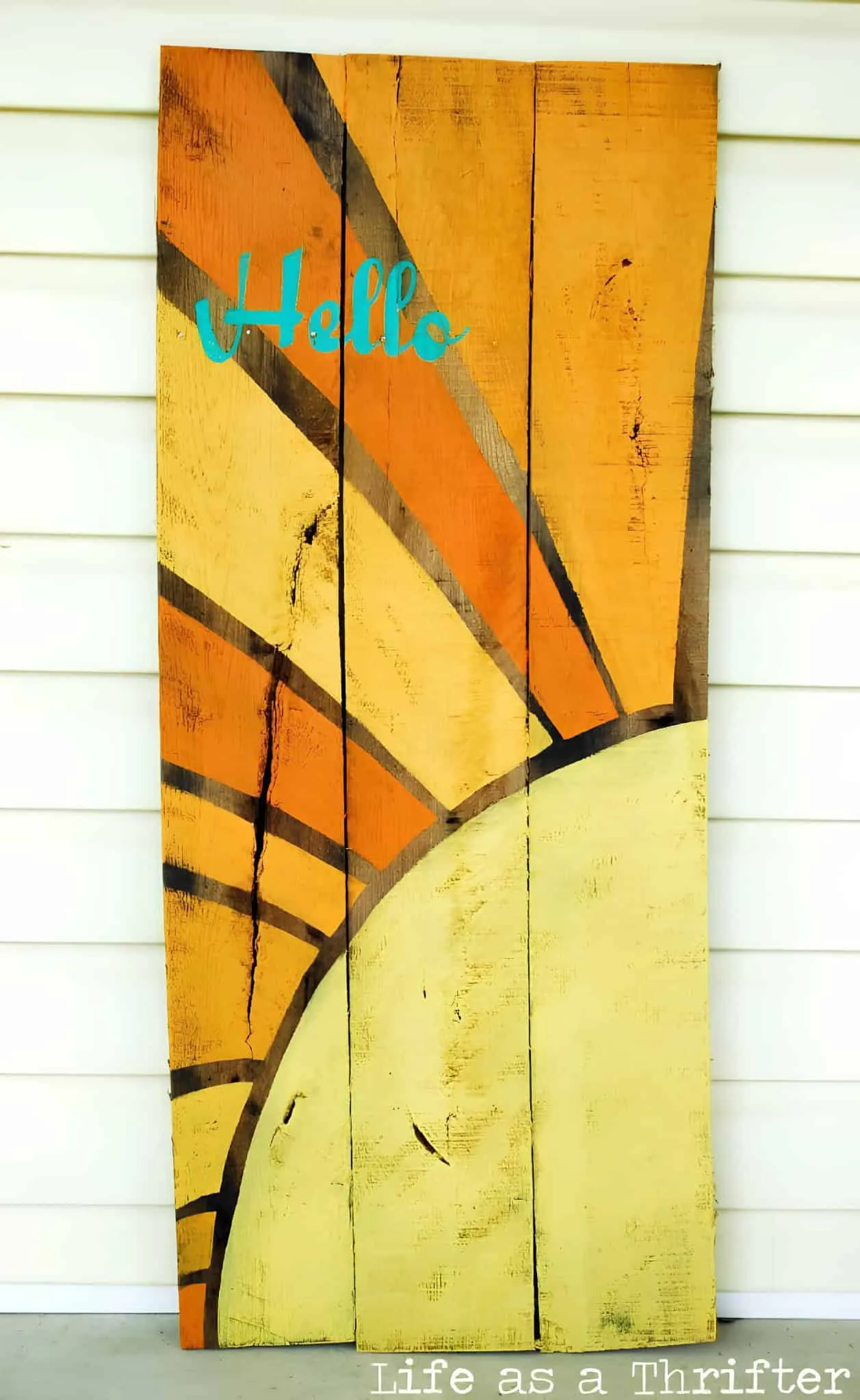 垂直托盘板，带有红色和橙色太阳光线及'你好'字样