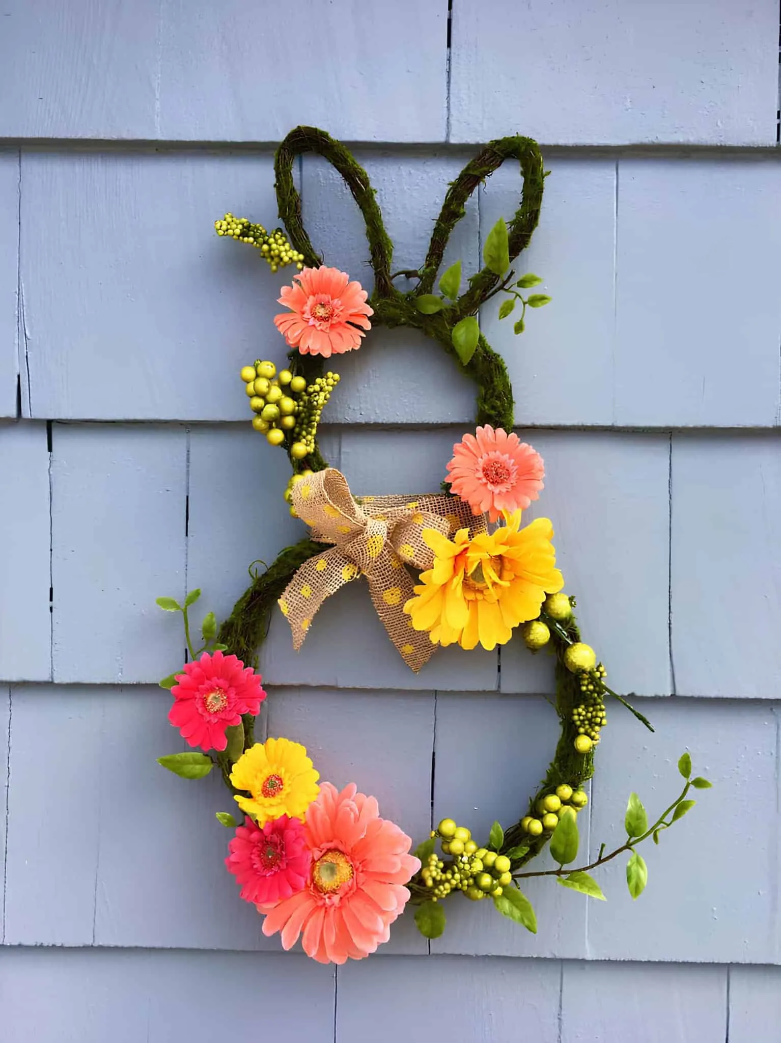 由苔藓和春天花朵制成的复活节门饰