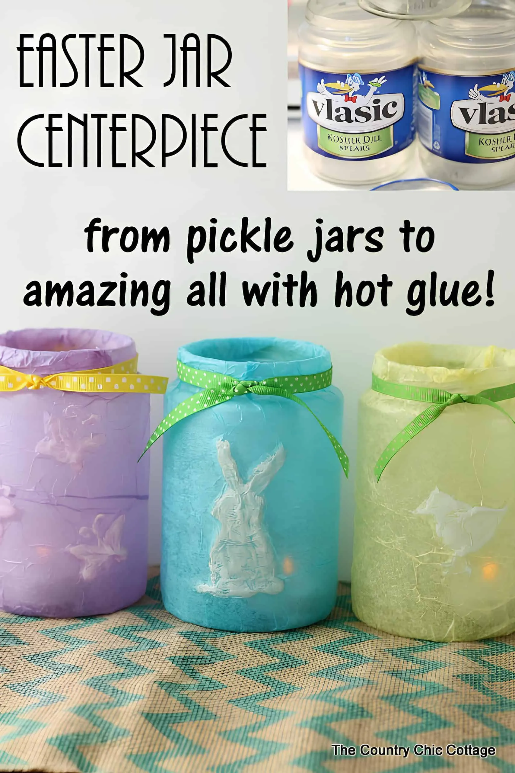 手工复活节 Mason 罐子中心装饰，由回收 pickle 罐制成，覆盖柔和布料并配有兔子轮廓和丝带