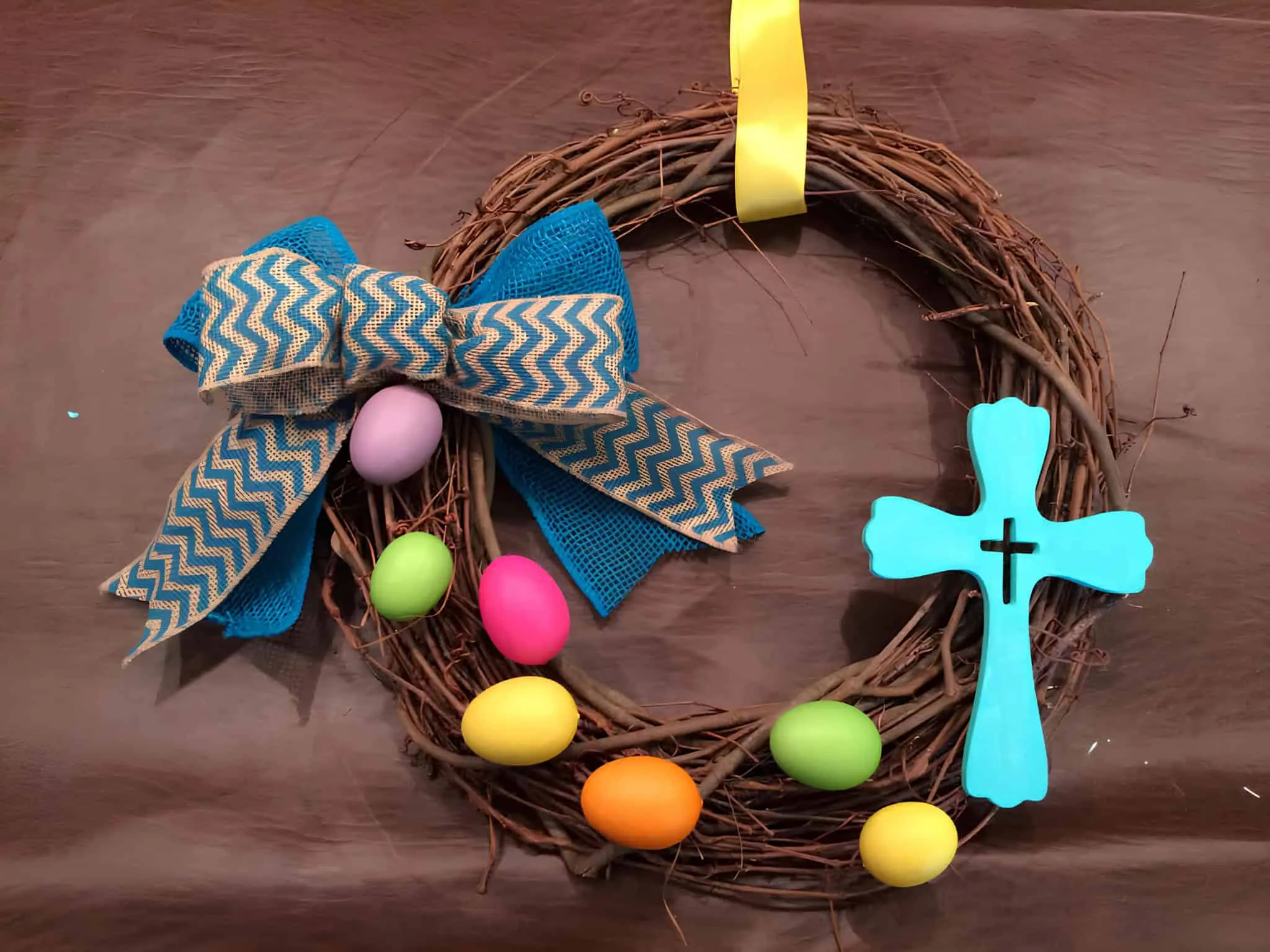 手工复活节门饰，配有天蓝色玫瑰、毛绒兔子和复活节鸡蛋