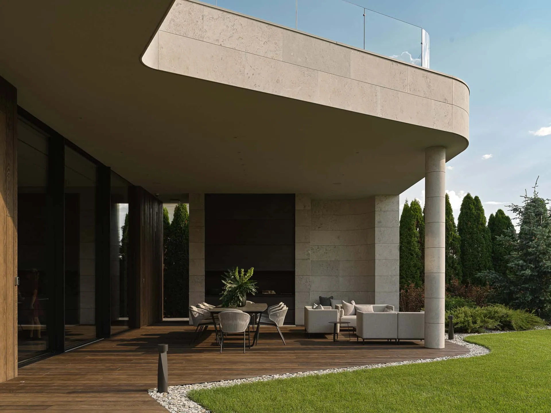 宽敞带顶遮阳露台，配有舒适户外休息区与用餐组合。