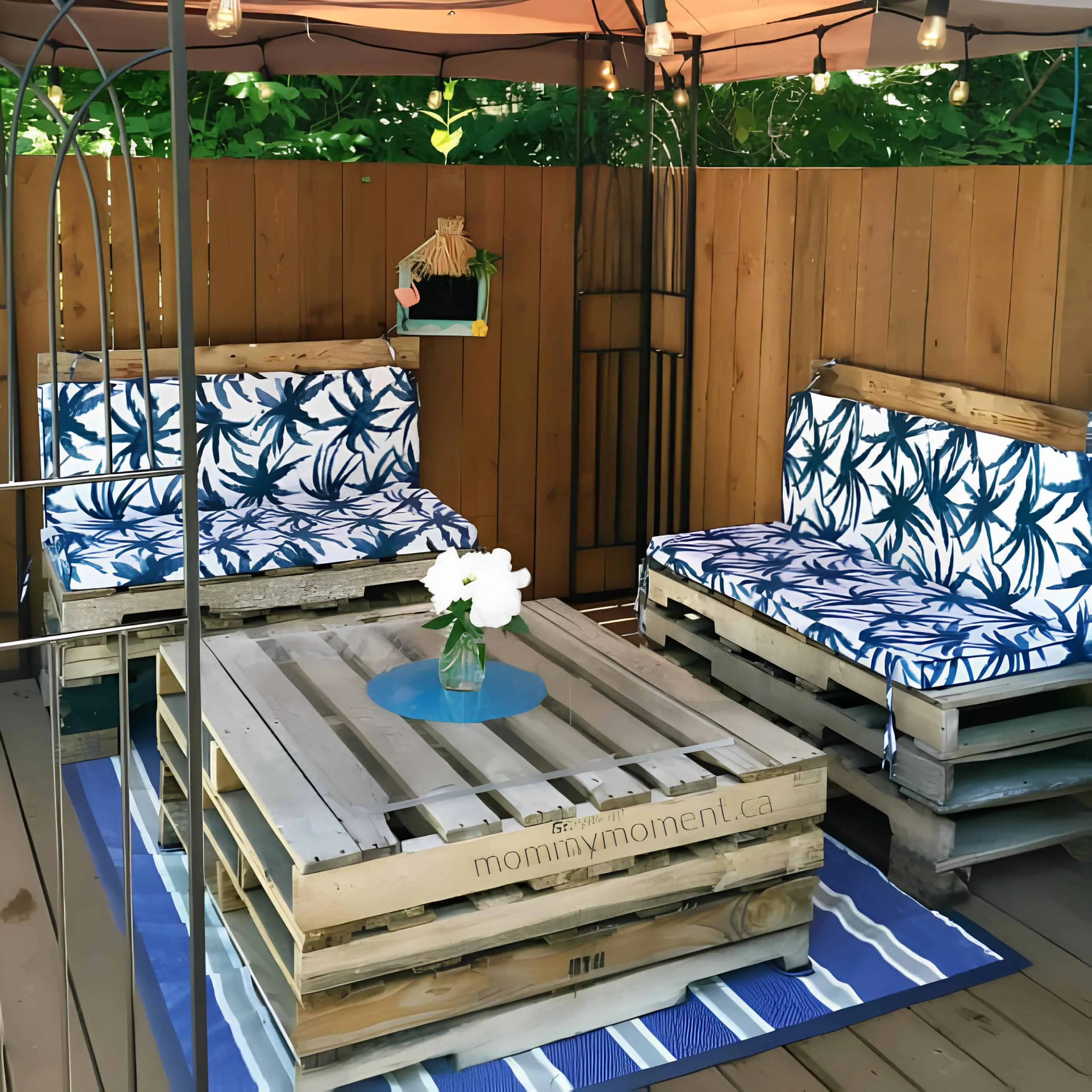 带热带图案靠垫和托盘桌子的DIY户外沙发