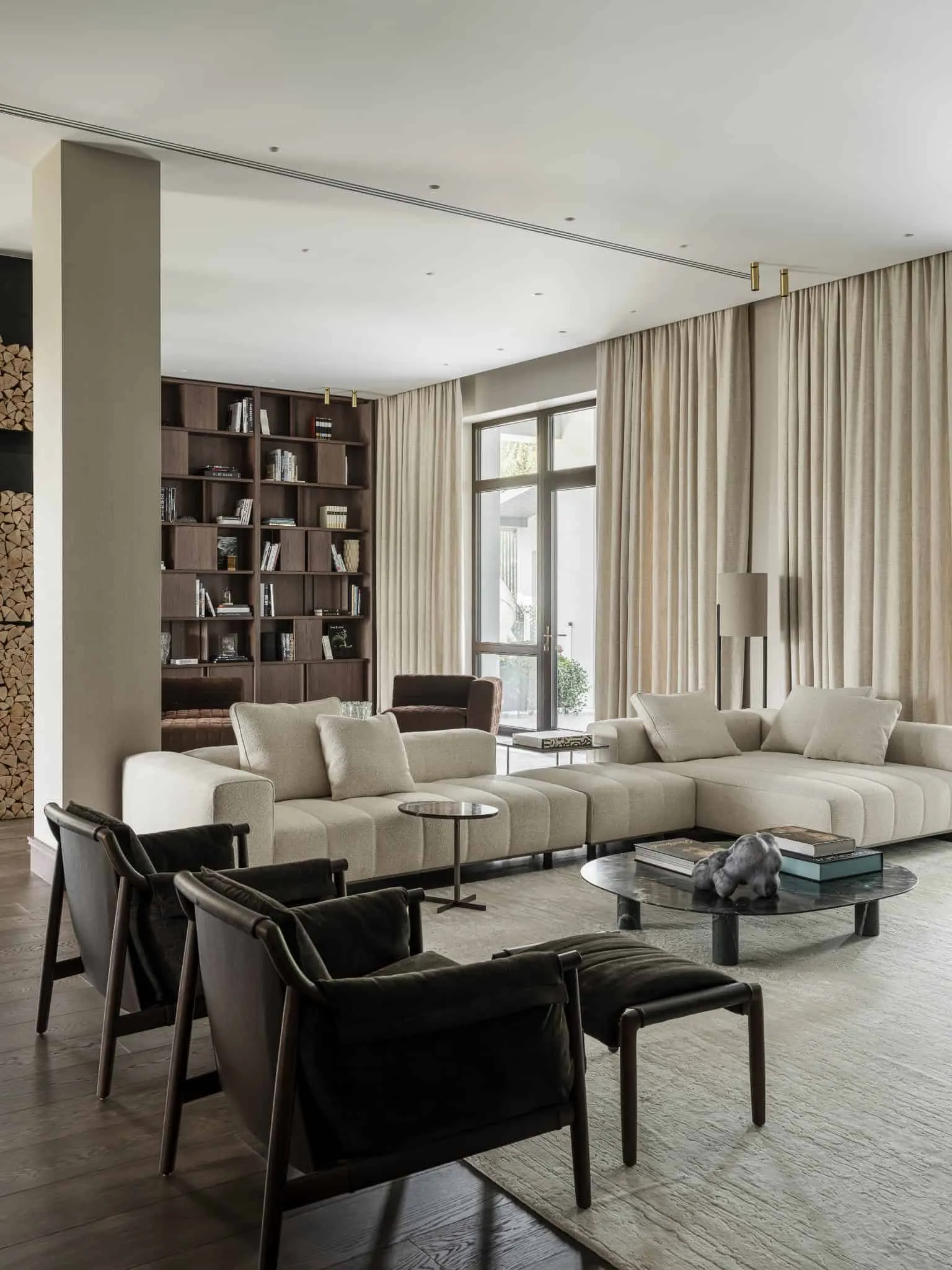 Зручна сучасна гостиная з модульним бежевим диваном і дерев'яною підлогою.