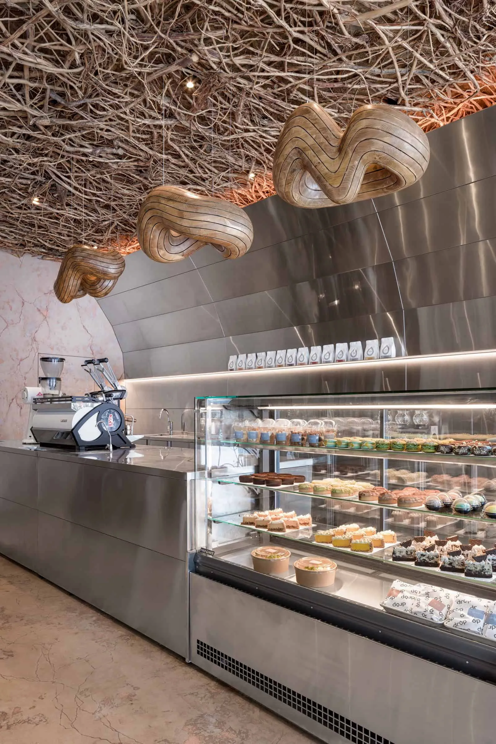 现代咖啡吧台中彩色甜点和甜品的特写照片