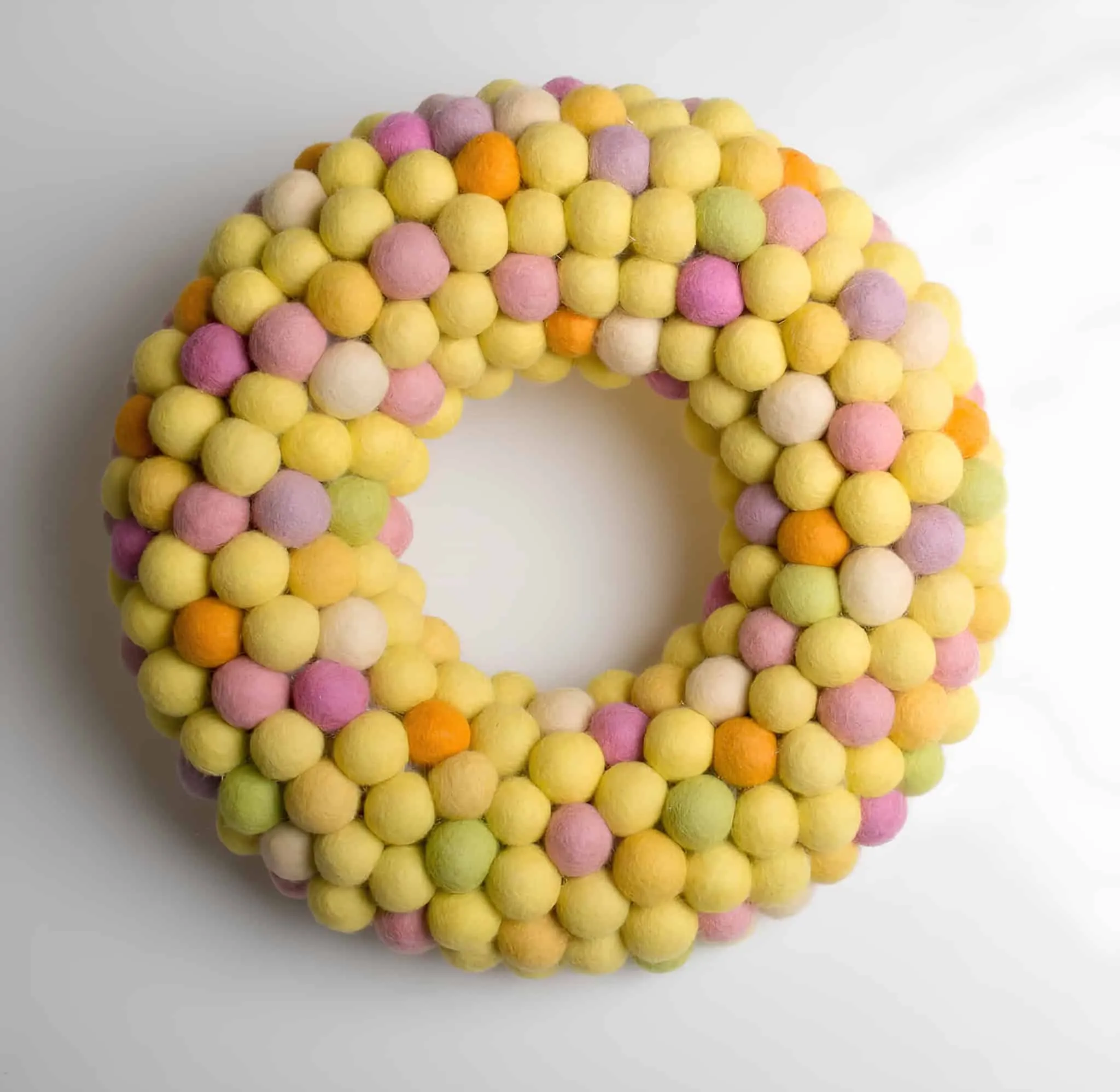 由粉彩毛绒制成的柔和复活节门饰