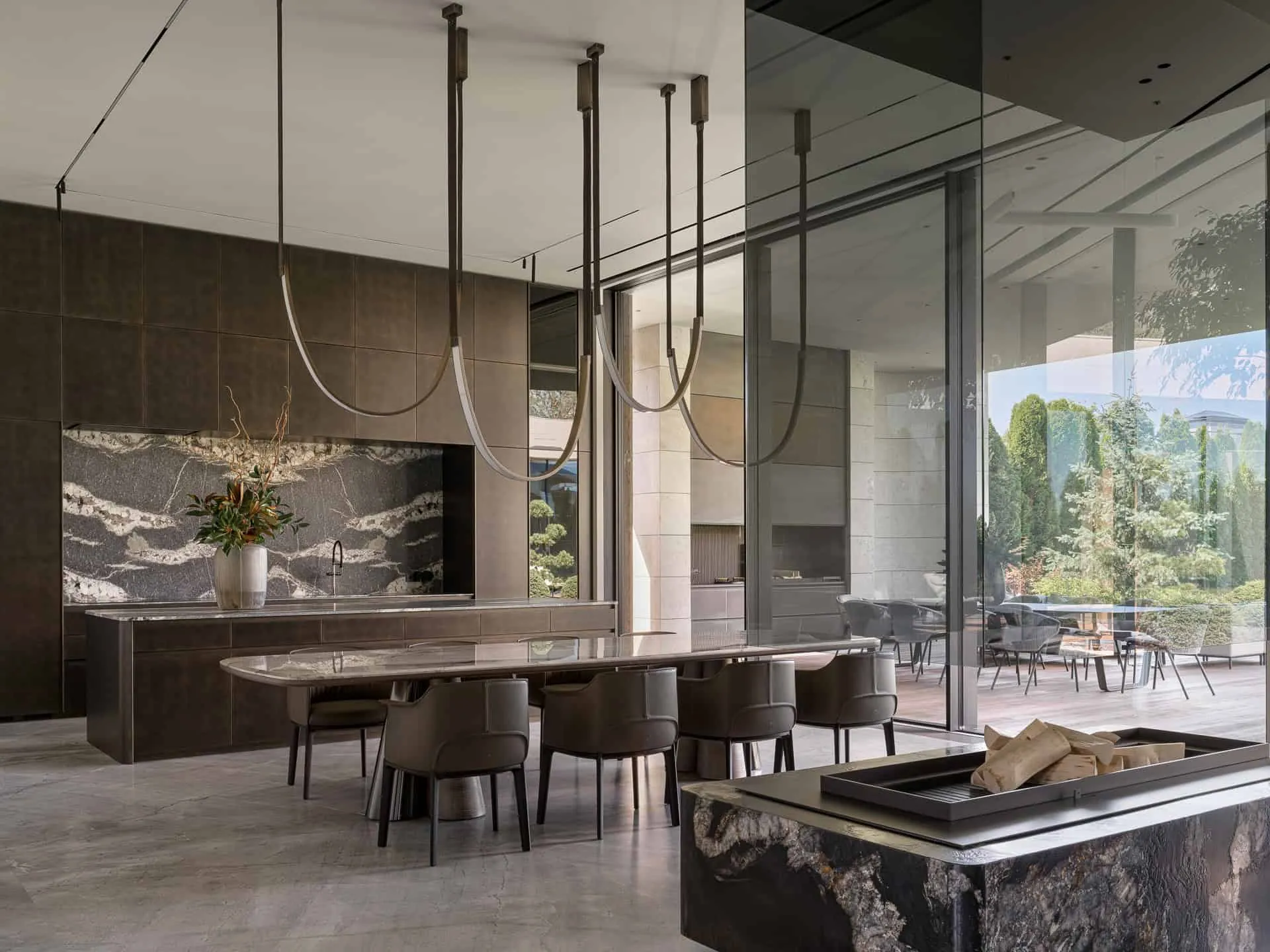 现代用餐区域，无缝连接至花园露台。