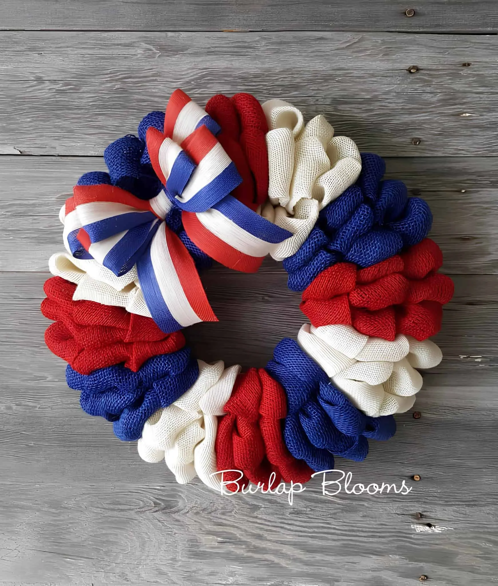 圆形红、白、蓝丝绸花环，配有相应的爱国丝带