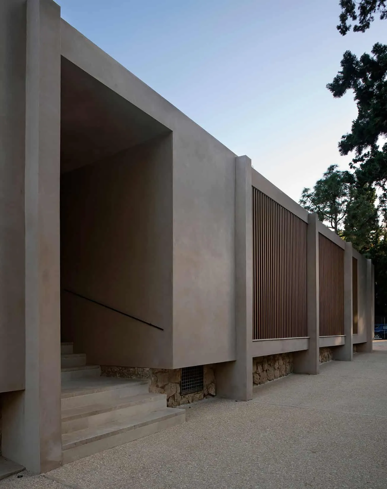 干净楼梯与一体式设计的建筑入口。