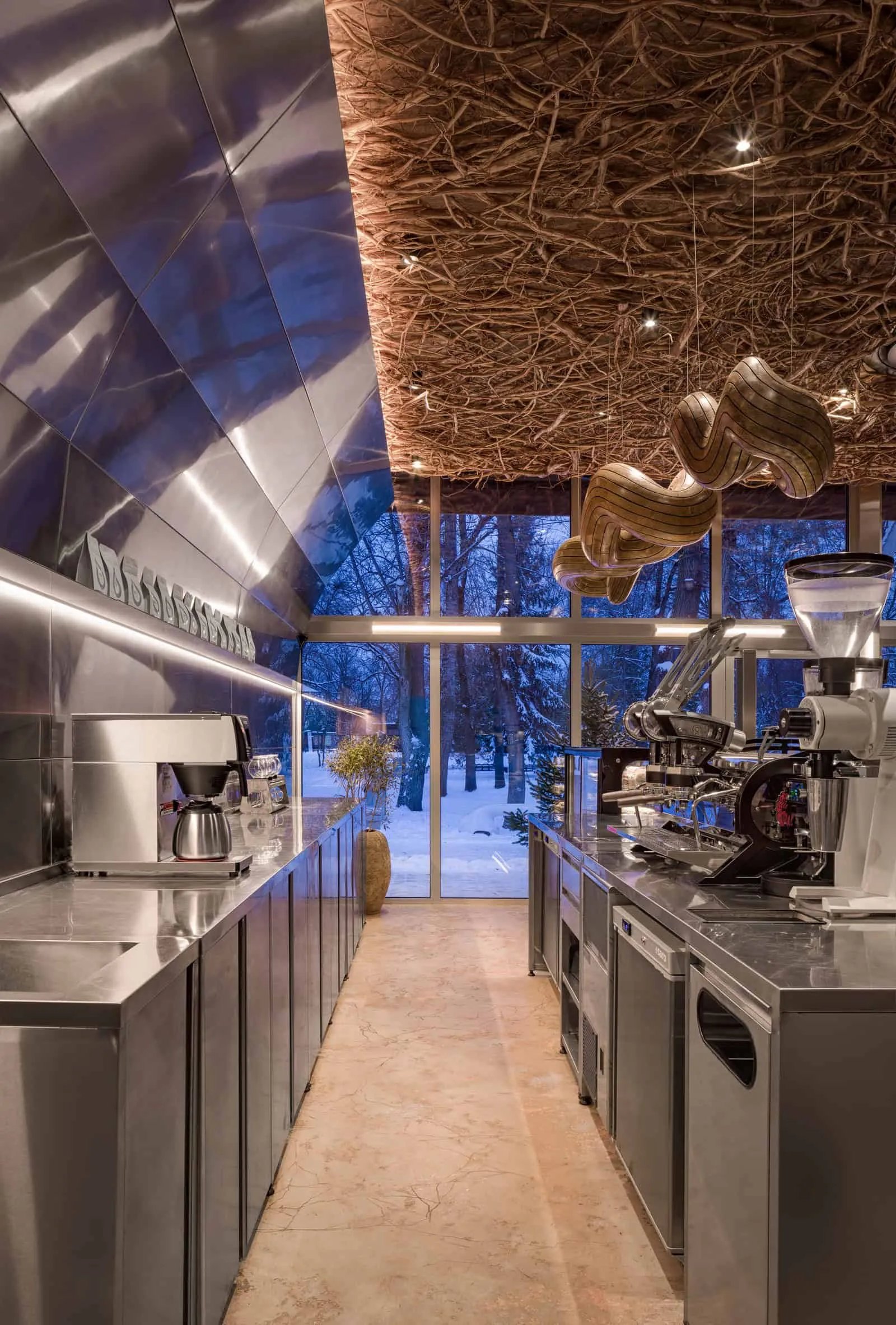 木质照明和乡村树枝天花板的吧台